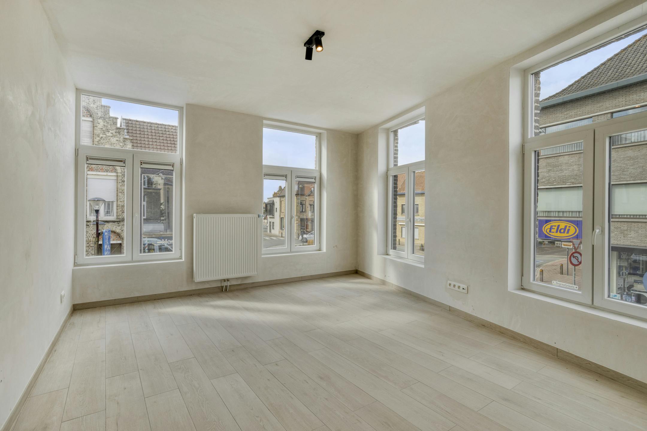 Gerenoveerd 1-slaapkamerappartement in centrum Veurne. foto 10