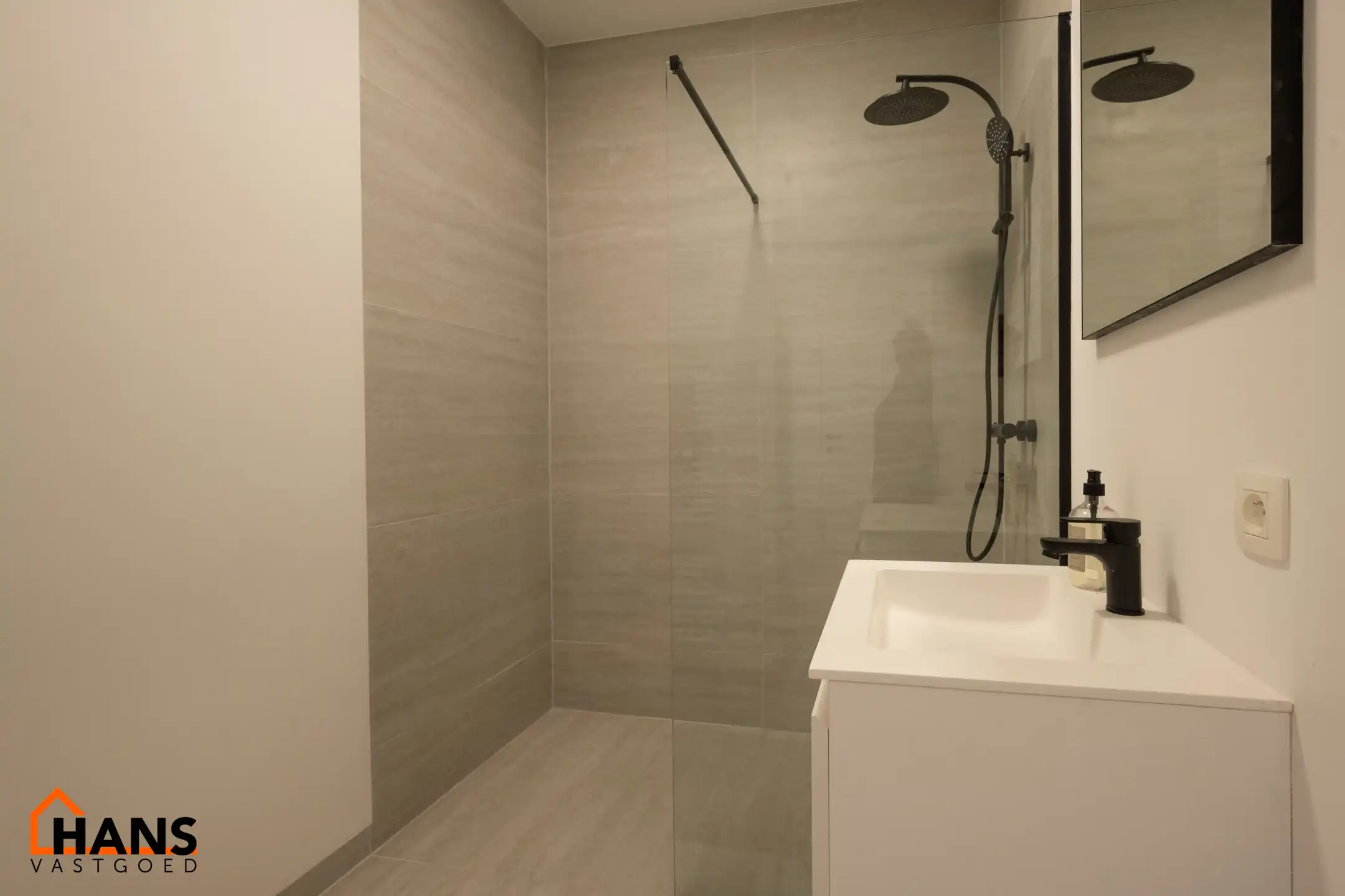 Gerenoveerd gelijkvloers appartement. foto 10