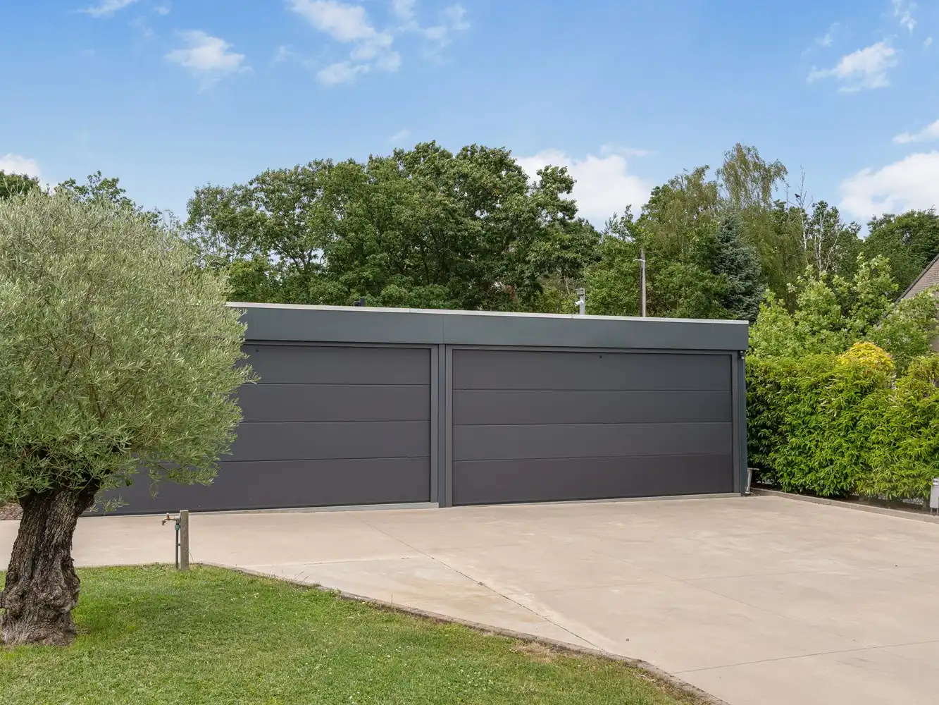 Exclusieve recente villa met verwarmd zwembad, vier garages en inclusief bouwgrond van 10a in een groene omgeving foto 36