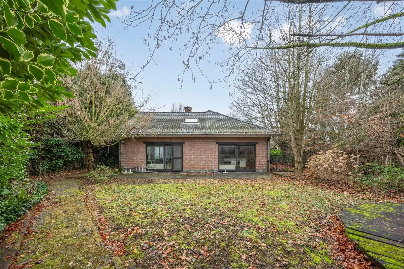 Villa op te frissen in hartje Pajottegem foto 2
