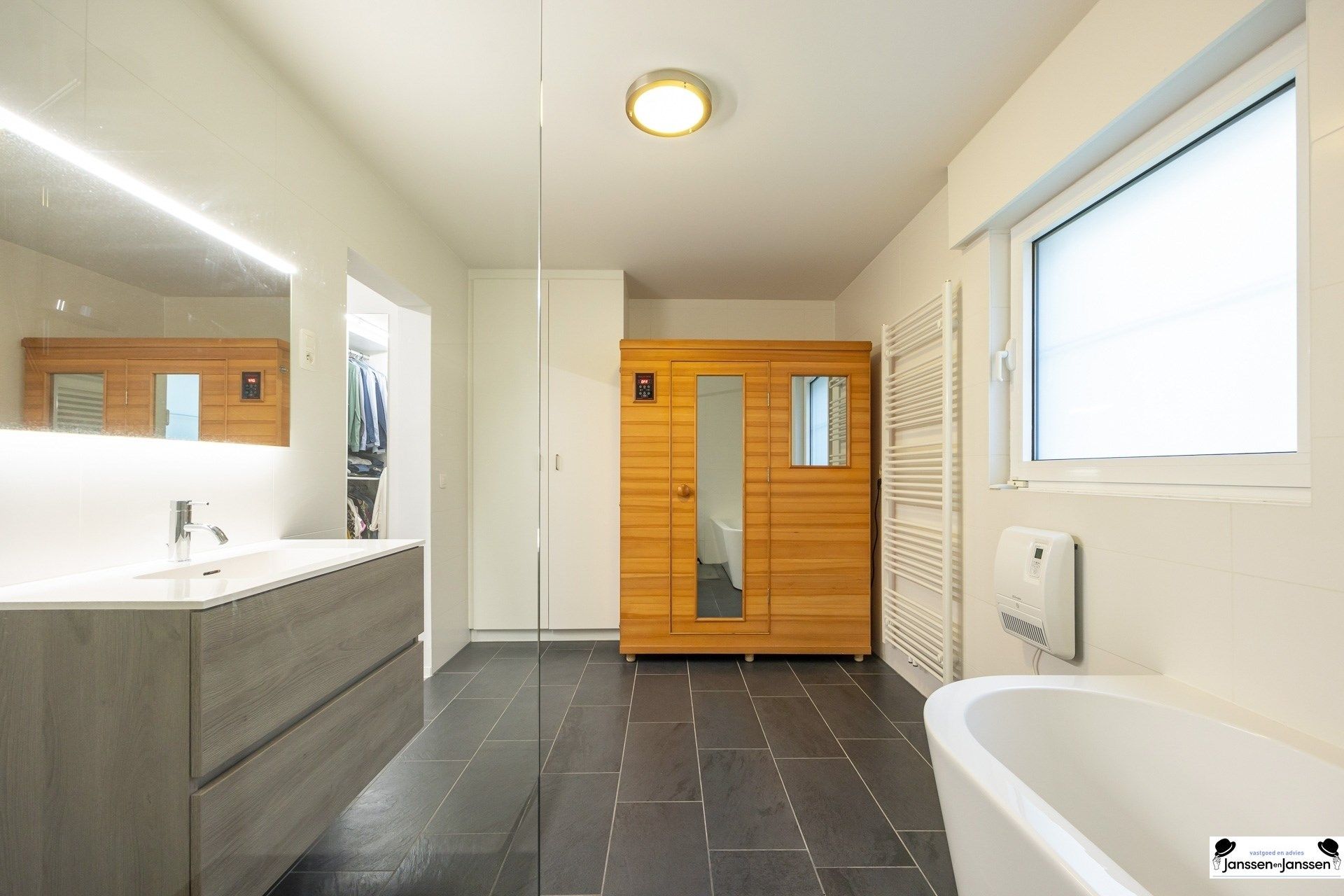 Instapklare, volledig gerenoveerde woning op royaal perceel! foto 17