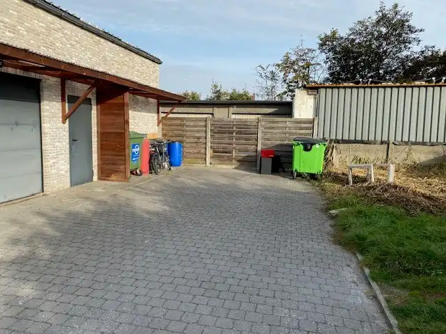 Magazijn met parkeerplaats. foto 6