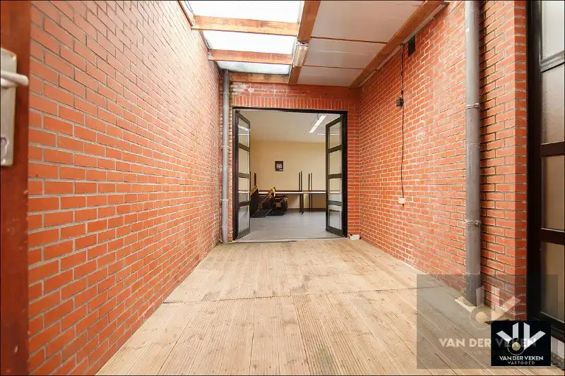 Opbrengsteigendom bestaande uit drie entiteiten: feestzaal/dienstencentrum, kantoorruimte en een duplexappartement kort aan de school en in het centrum van Paal, op een steenworp van het op- en afrittencomplex van de autosnelweg E313! foto 24