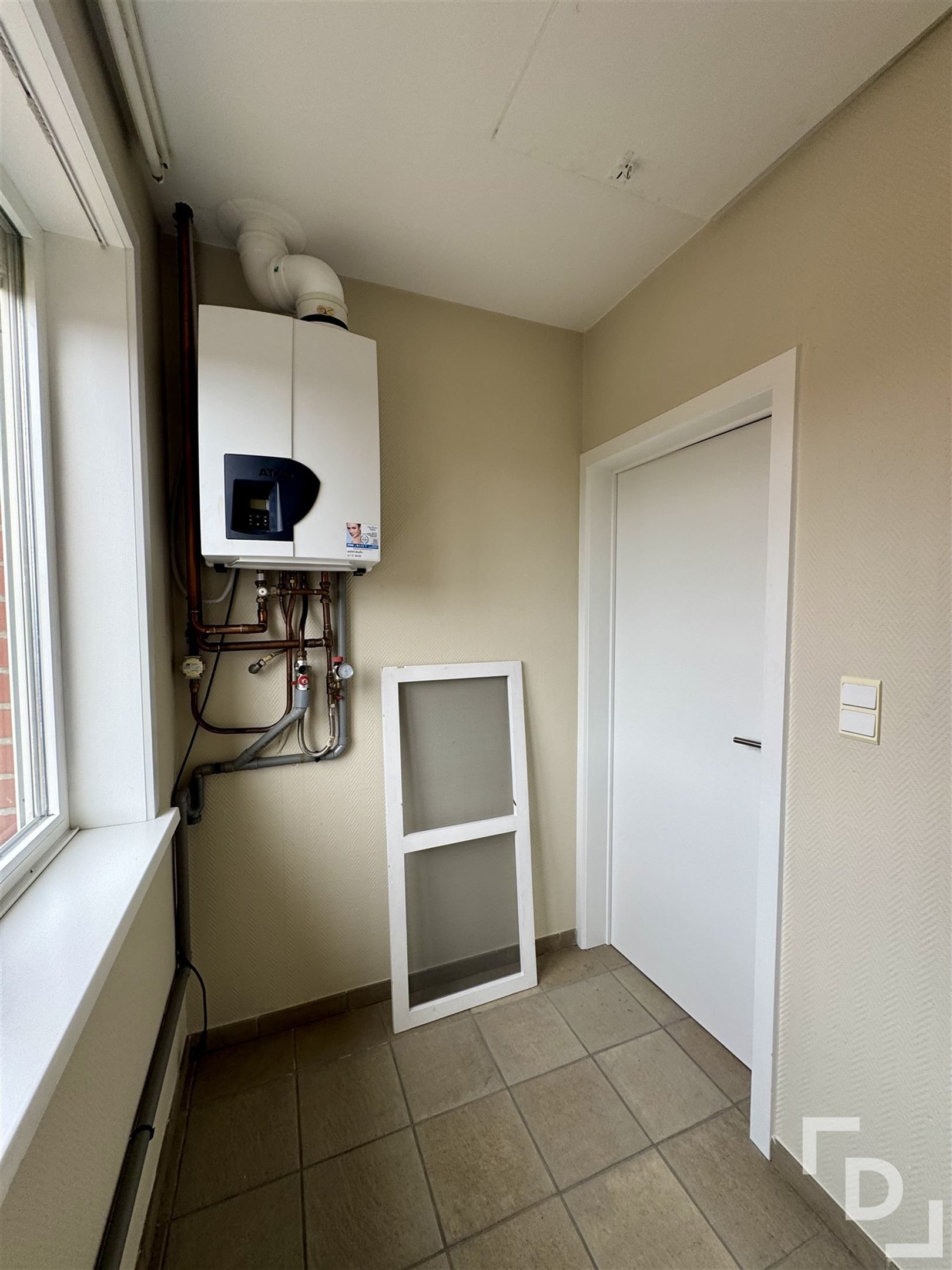 Ruime handelszaak met woonst & verhuurd appartement te koop in Poelkapelle. foto 53