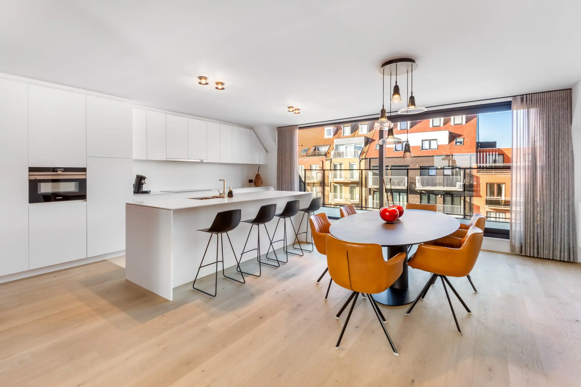 Recent duplexappartement met open zicht gelegen in het centrum van Knokke.  foto {{pictureIndex}}