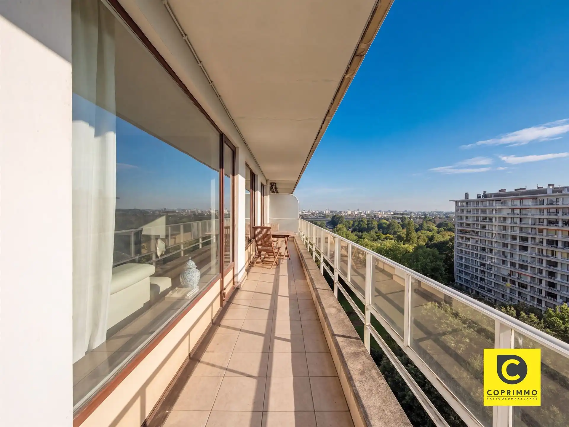 Instapklaar 2 slaapkamer appartement met groot terras! foto 4