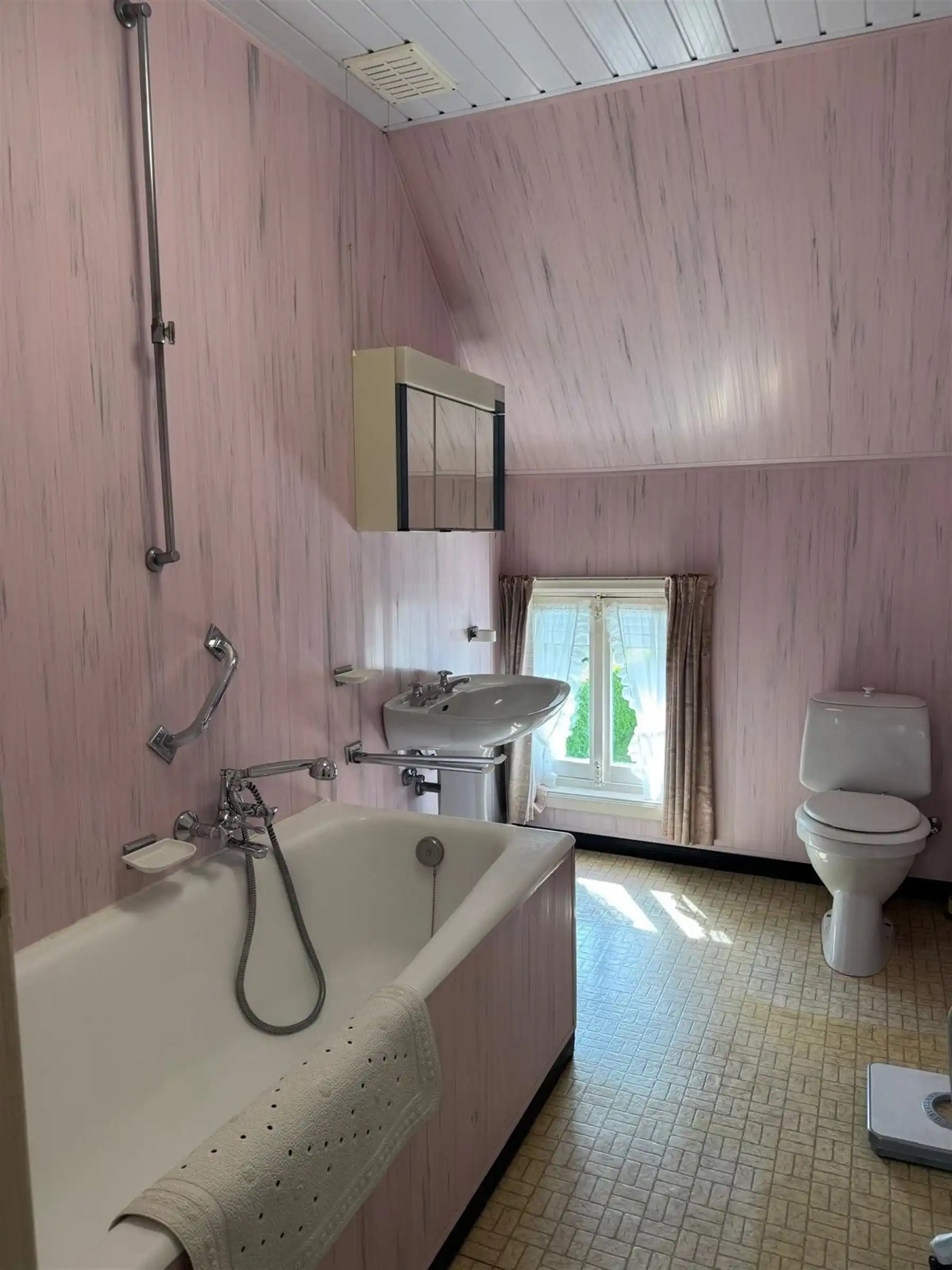 Goed onderhouden woning in het centrum van Anzegem foto 10