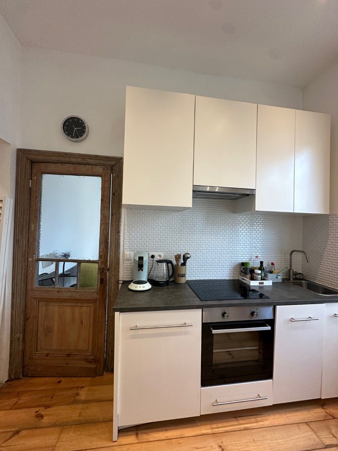 Leuke gemeubelde studio foto 2