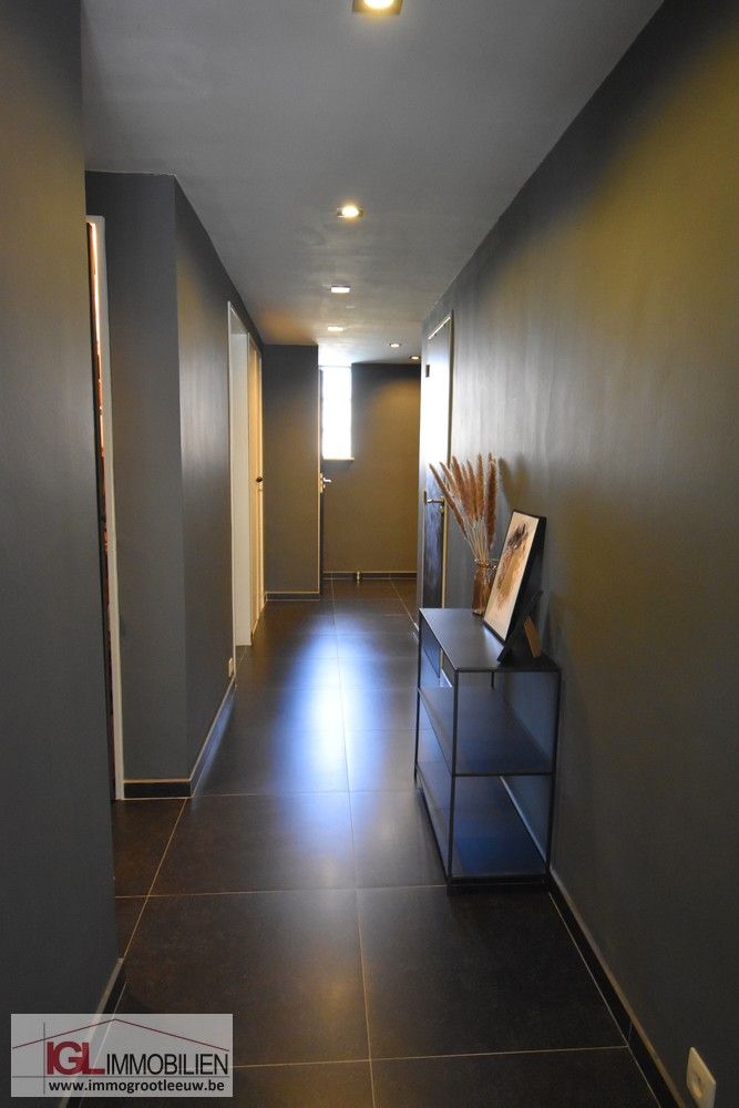 Ruim gelijkvloers appartement met 2 slaapkamers, terras & garagebox foto 3