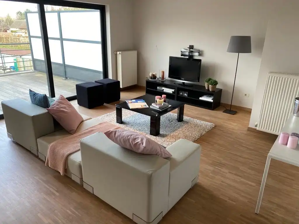 TE HUUR | Instapklaar 2-slaapkamerappartement met ruim terras en garage. foto 4