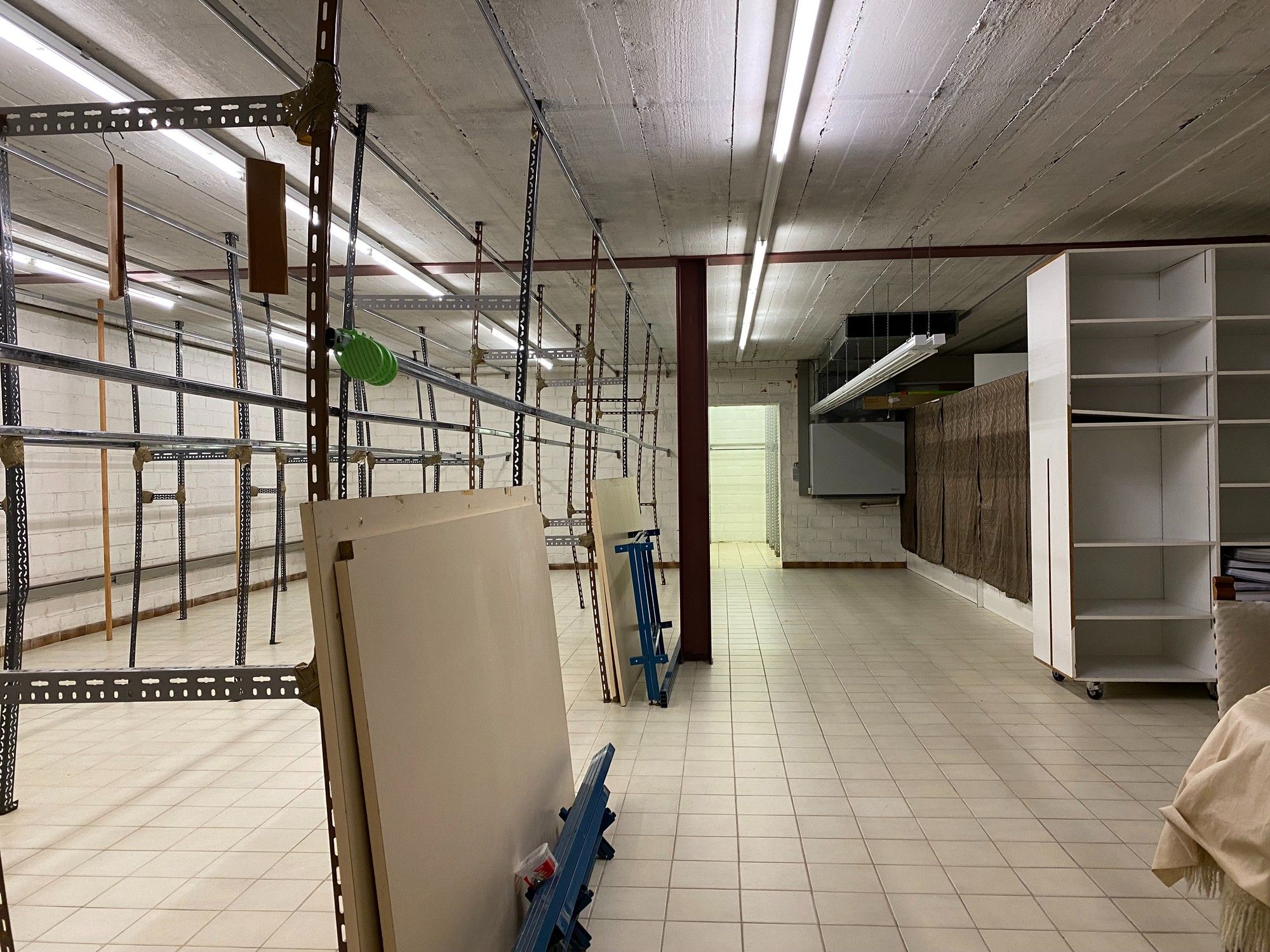 Landelijk gelegen gelijkvloerse VILLA met MAGAZIJN (verkoopsruimte) foto 17