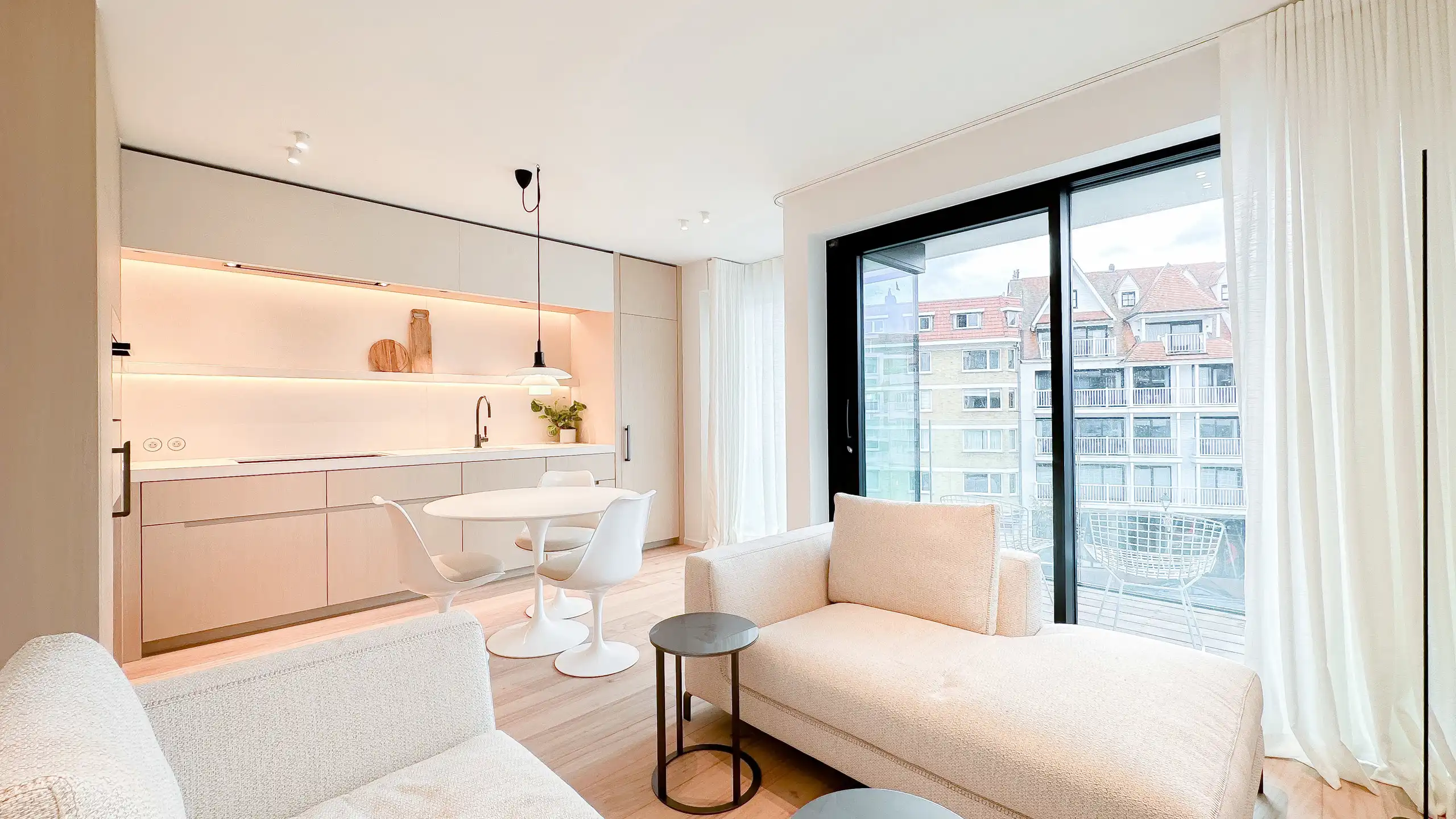 Tijdloos appart. met TOPAFWERKING op het DRIEHOEKSPLEIN... foto {{pictureIndex}}