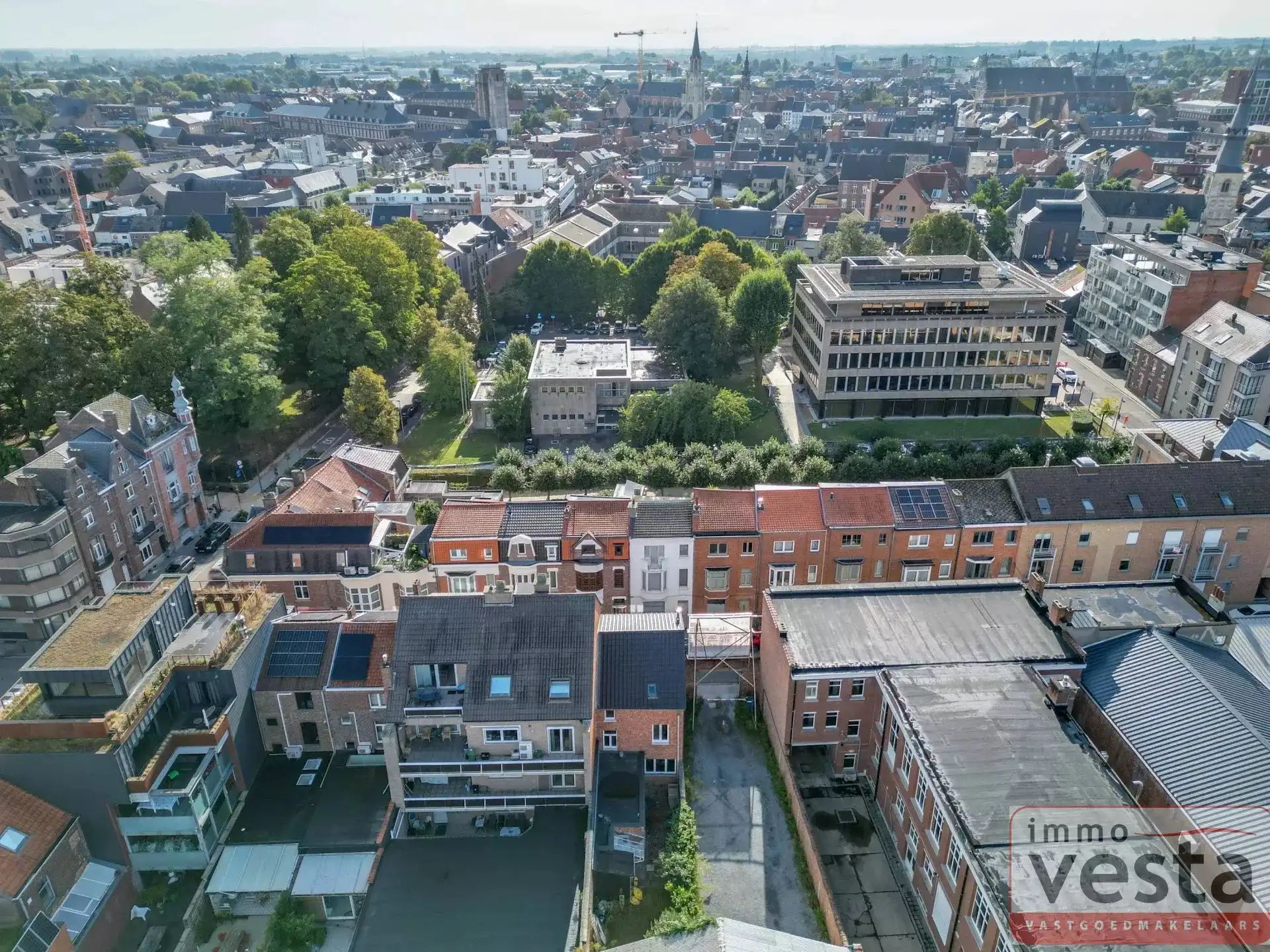Degelijke eengezinswoning nabij centrum foto 24