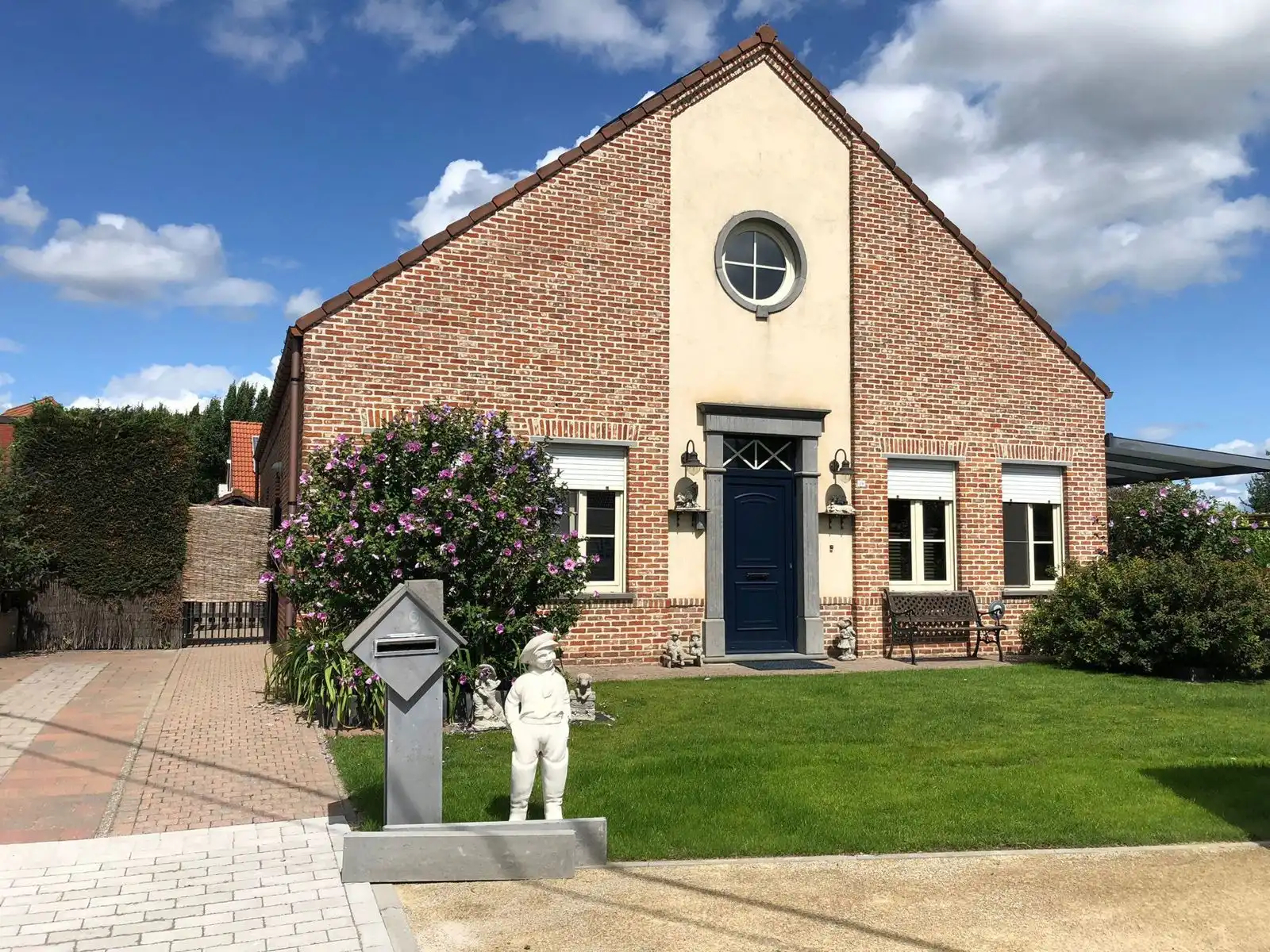 Ruime woning met 4 slpks, 2 bdks, garage en tuin foto 2