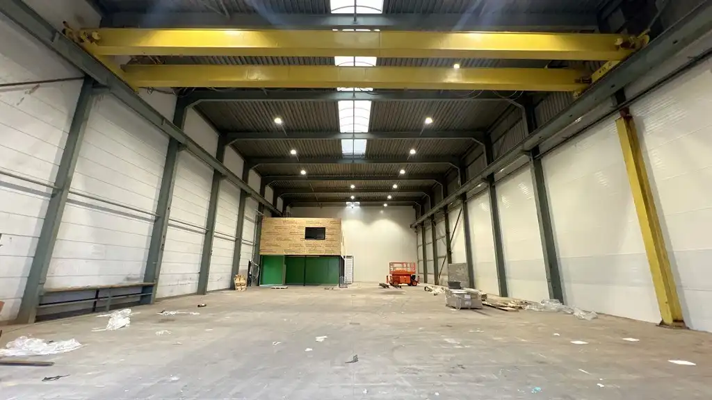 Loods met kantoor te huur in Europark-Noord te Sint-Niklaas foto 10