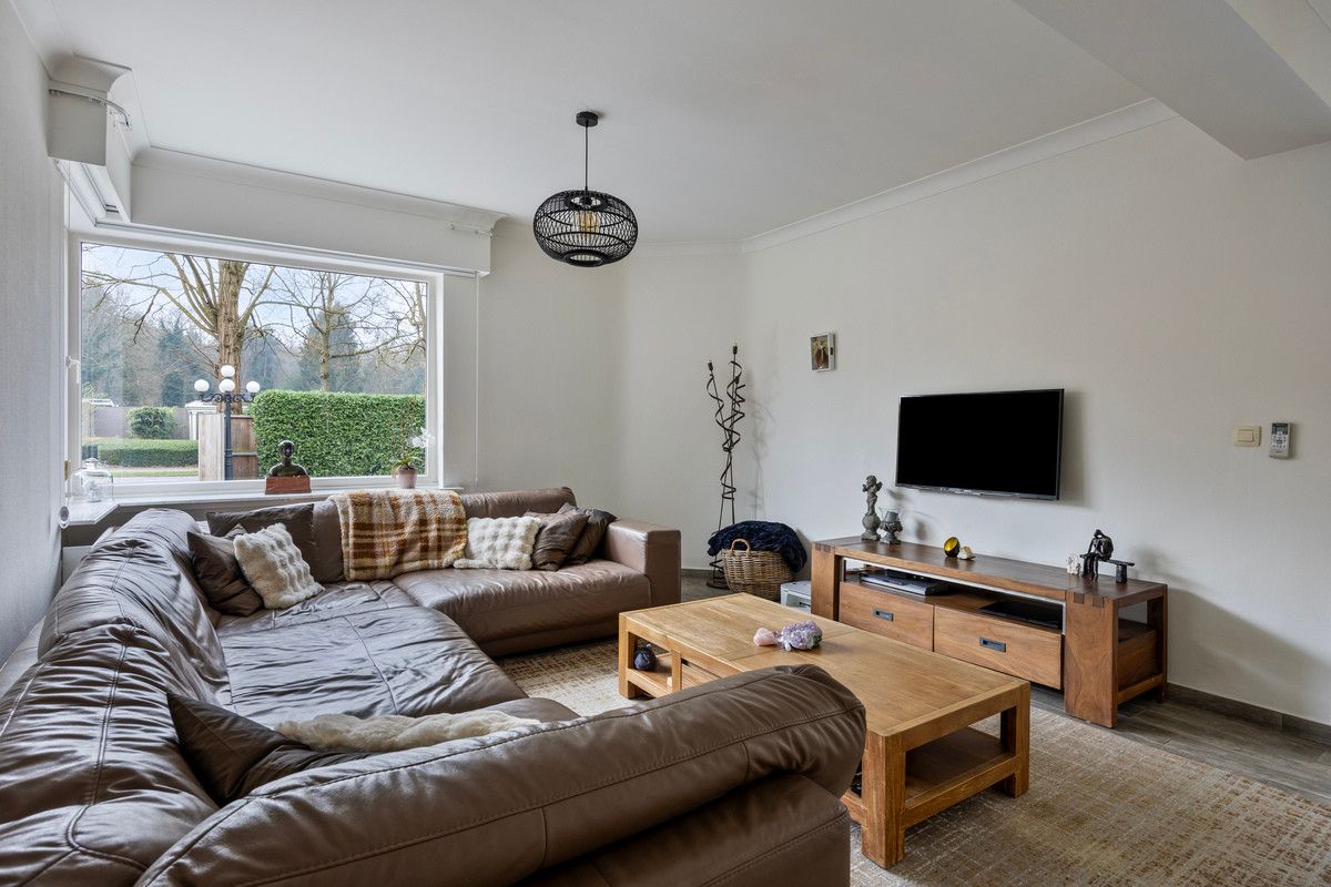 TIJDLOZE PAREL IN HET GROEN - STIJLVOL GERENOVEERDE VRIJSTAANDE WONING MET PRAKTIJK- OF BUREAURUIMTE OP RUIM PERCEEL VAN 13A31CA. foto 9