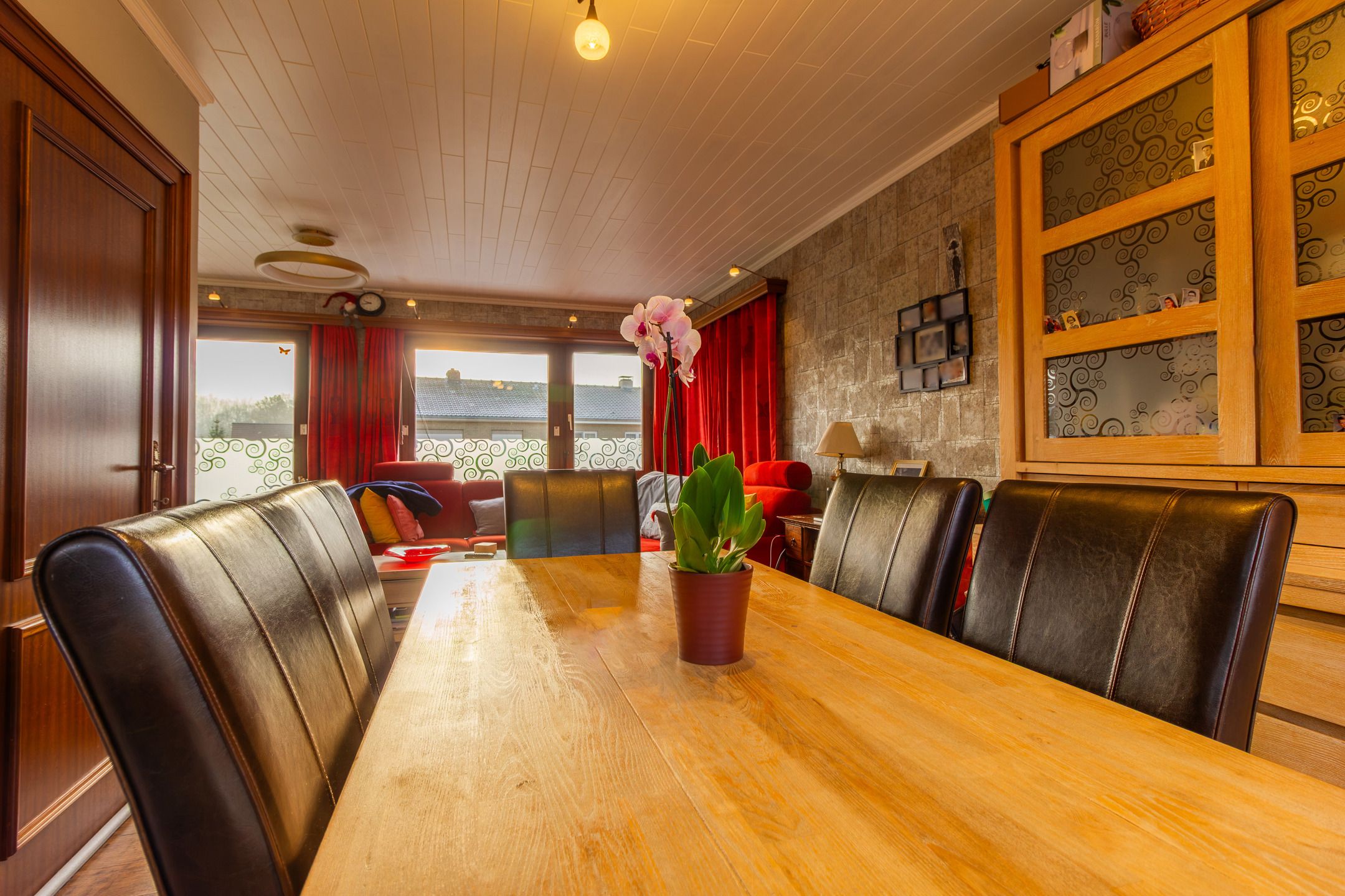 Charmante gezinswoning met potentieel, grote oprit en tuin foto 4