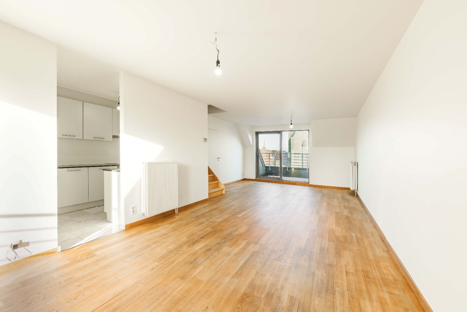 INSTAPKLAAR APPARTEMENT (146 m²) MET 3 SLPKS | STAANPLAATS + BERGING foto 2