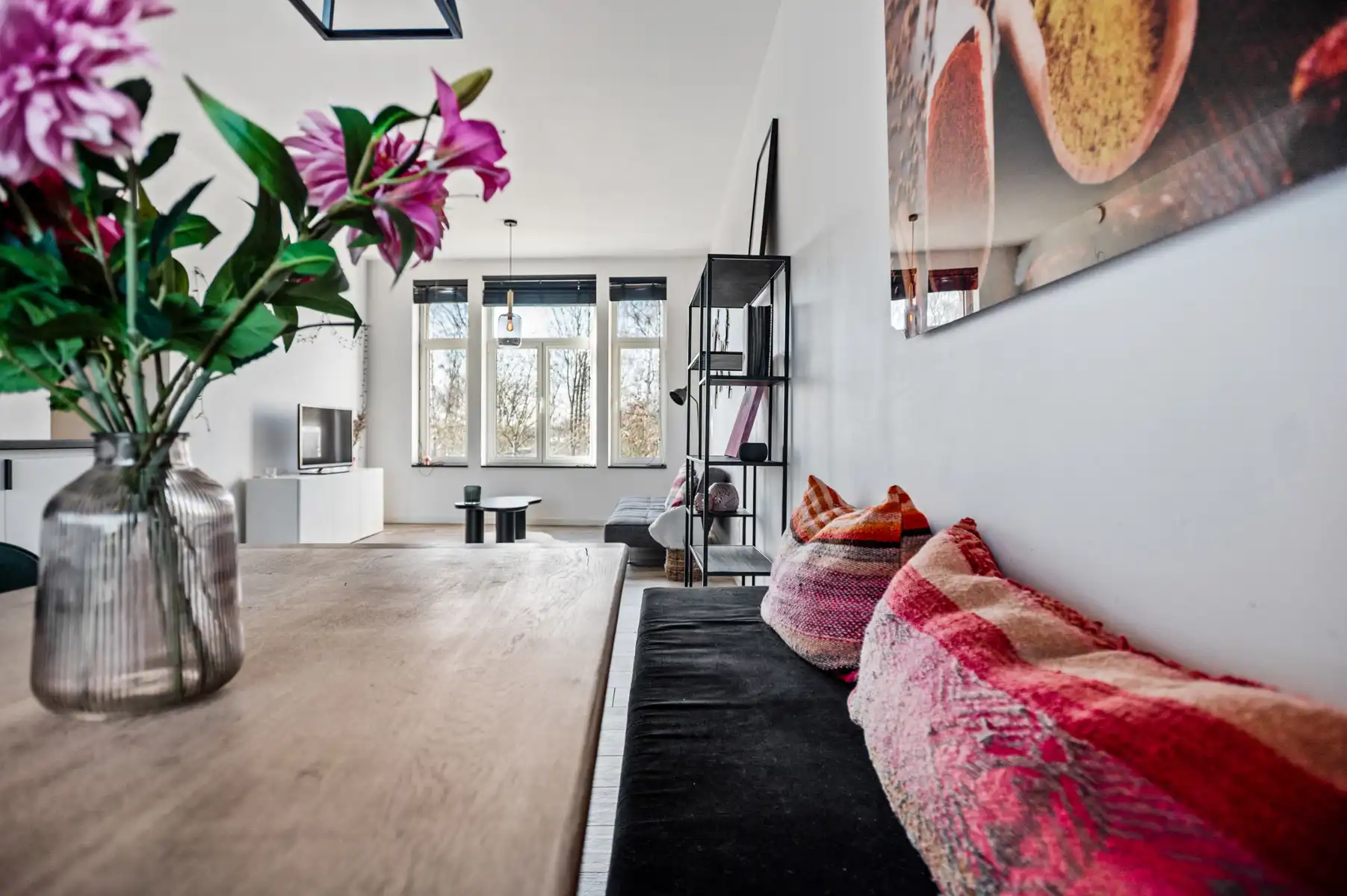 Lichtrijk appartement met terras in statig karakterpand foto 5
