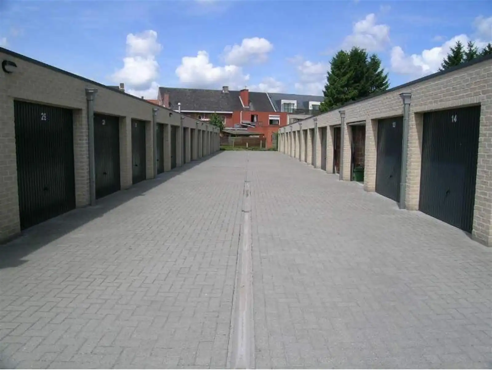 Garage achter de appartementen te MERKSPLAS, Steenweg op Turnhout 3 - 5  - 7 foto 4