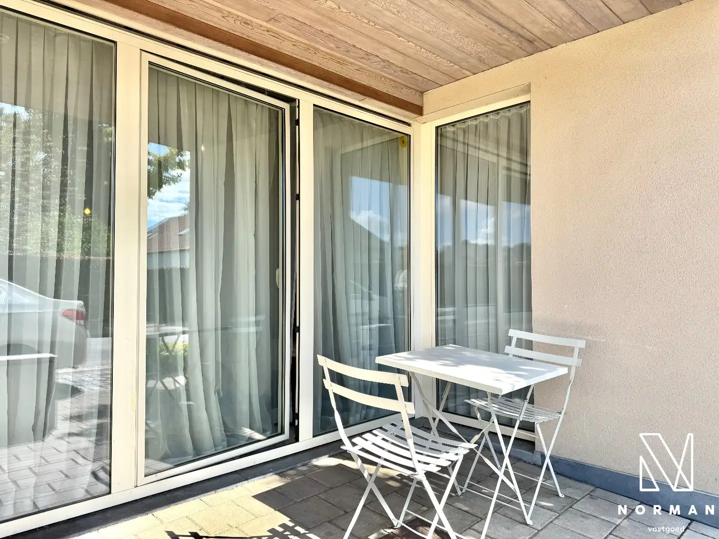 Gelijkvloers, instapklaar 2-slaapkamer appartement te koop met terras in centrum Bavikhove! foto 4