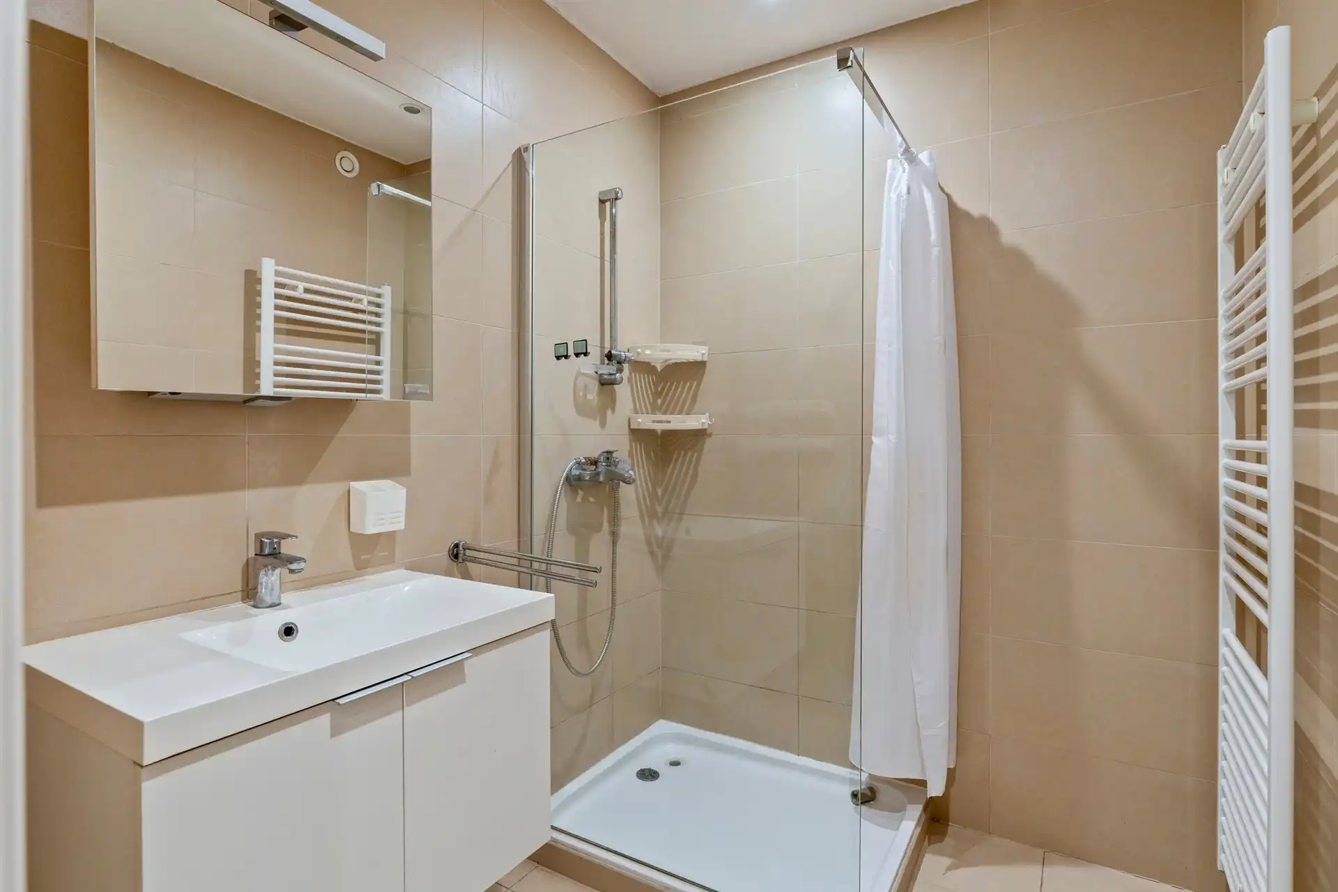 Lichtrijk duplexappartement met terras en 2 kamers foto 11