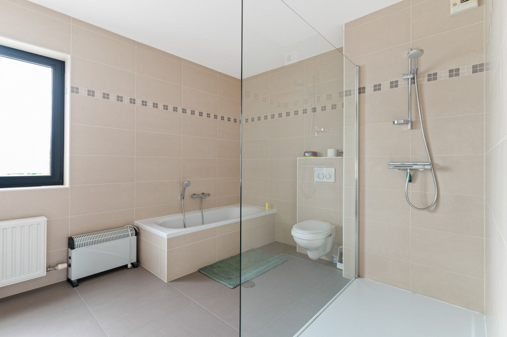 Instapklare halfopen woning met 4 slpk, tuin met zwembad foto 13