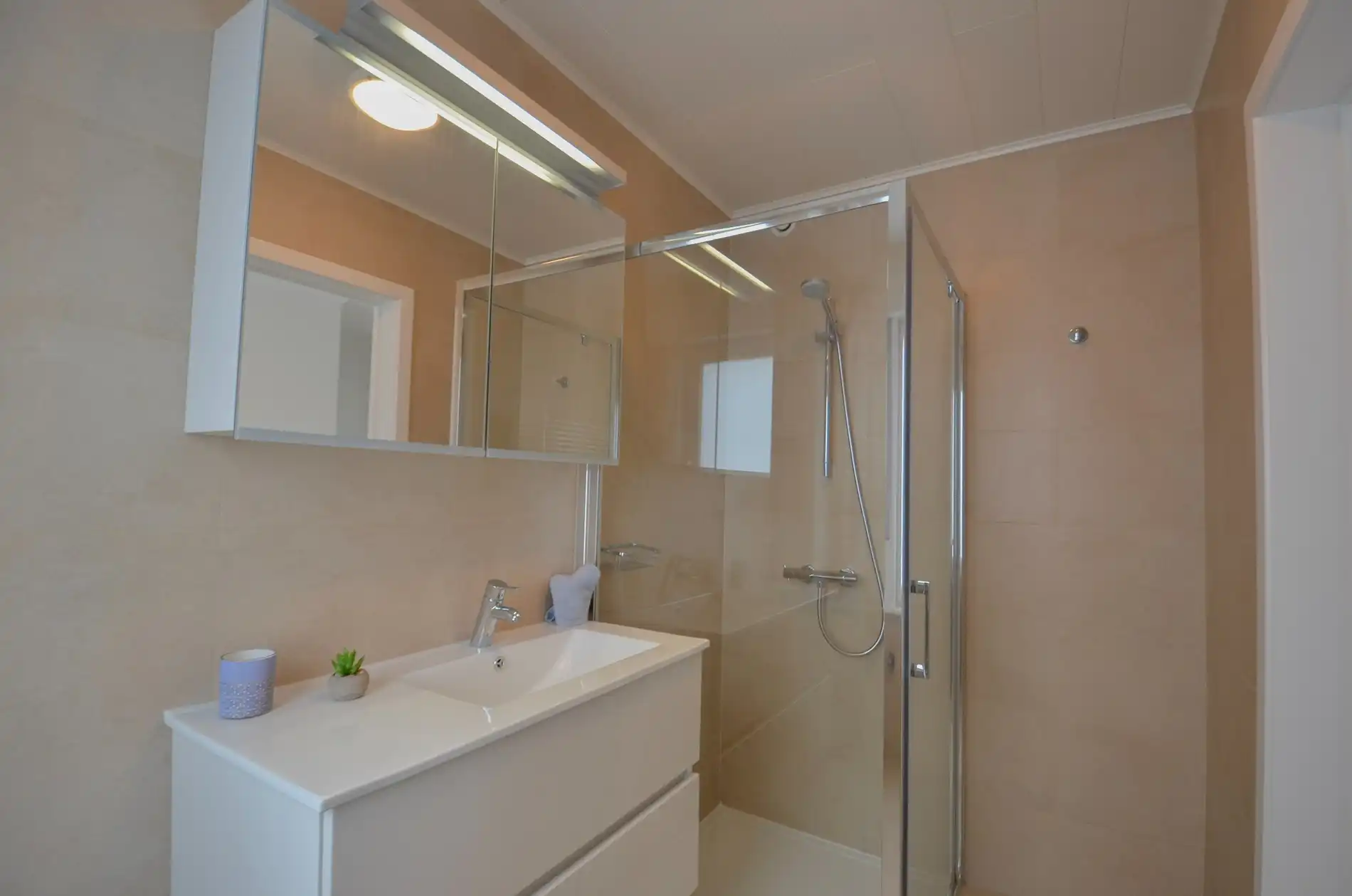 Ruime woning met ruime terrassen en een inpandige garage gelegen nabij de keuvelhoekstraat. foto 12