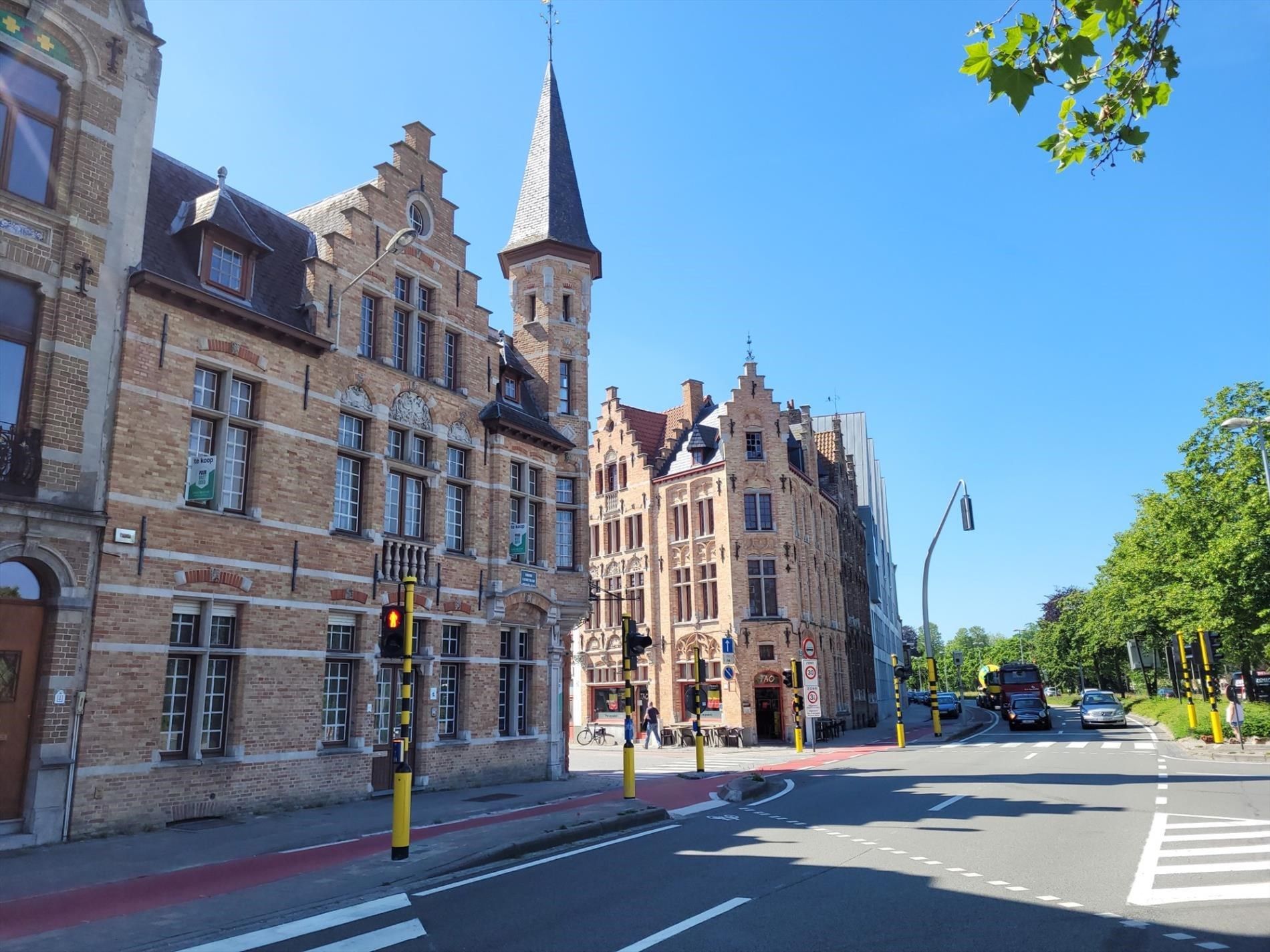 Kantoor gebouw of woonst in neo-gotische stijl met prachtige zichten op de Ezelpoort en het Stil Ende. foto 5