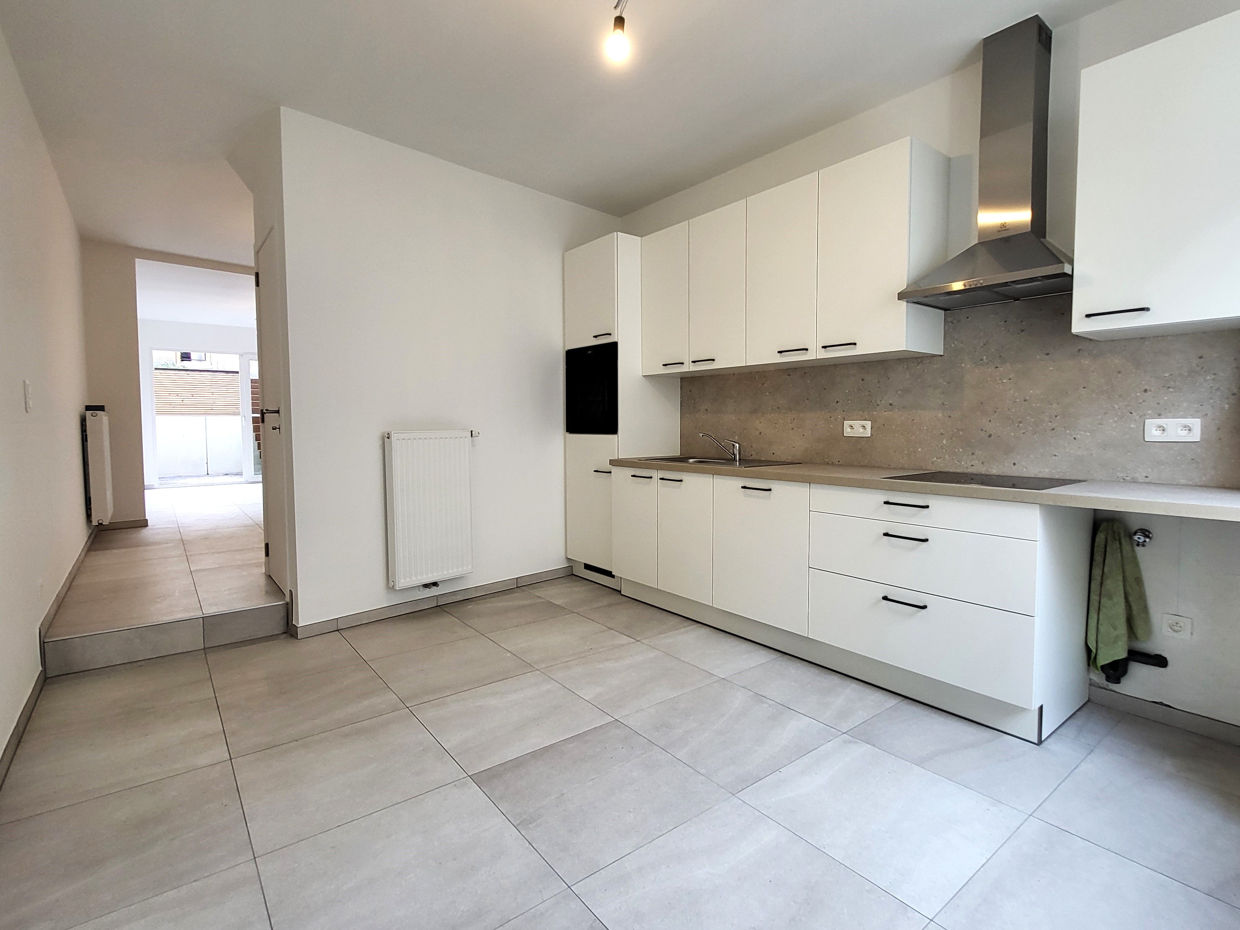 Deze volledig gerenoveerde woning (2025) biedt modern wooncomfort op een centrale ligging in het centrum, met winkels, scholen en openbaar vervoer op wandelafstand.  foto 17