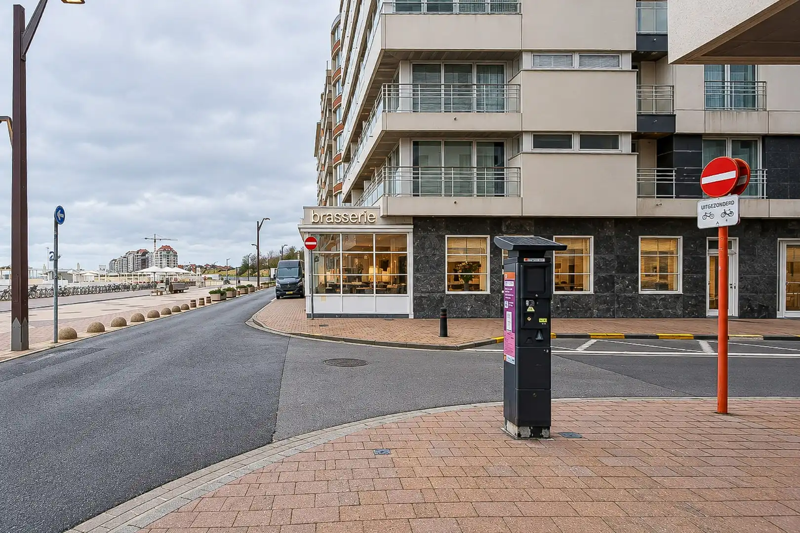 Gekende brasserie Bristol op de Zeedijk van Heist te koop of te huur mits overname foto 21