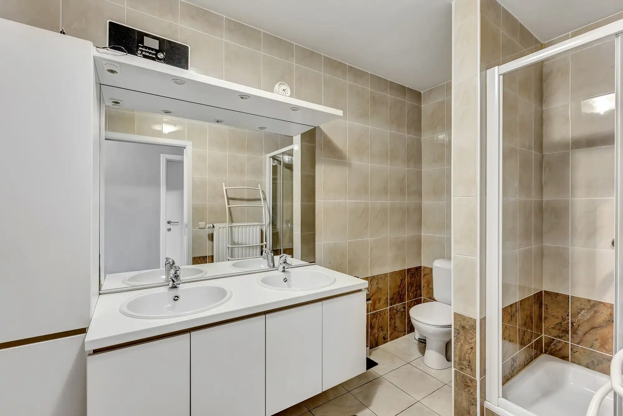 Instapklare woning met garage en tuin foto 18