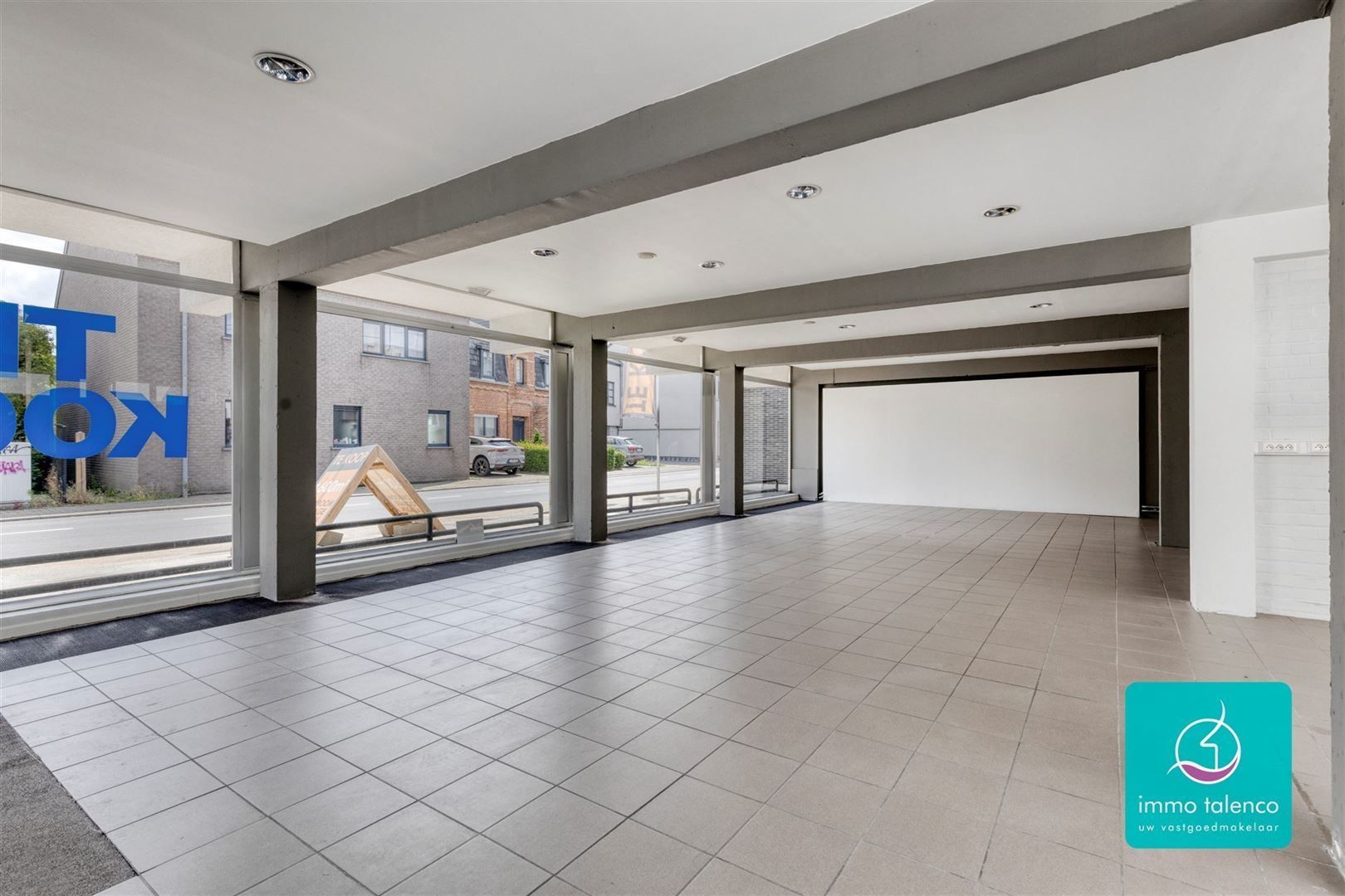 Showroom / loods / kantoorruimte / winkel op 6 a 15 ca - 565 m² foto 8