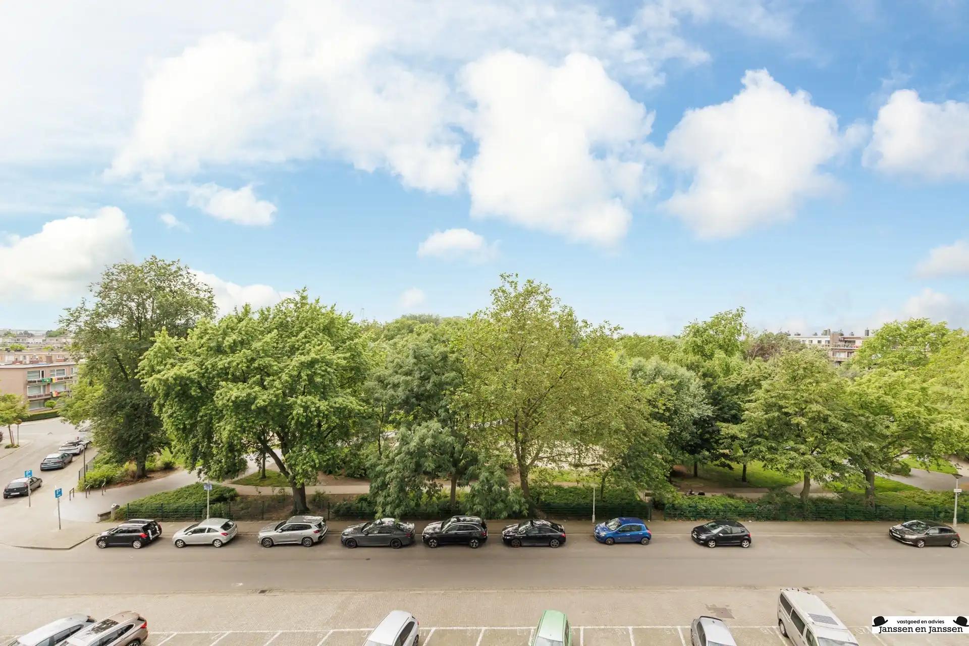 Ruim twee slaapkamer-appartement met panoramisch uitzicht! foto 11