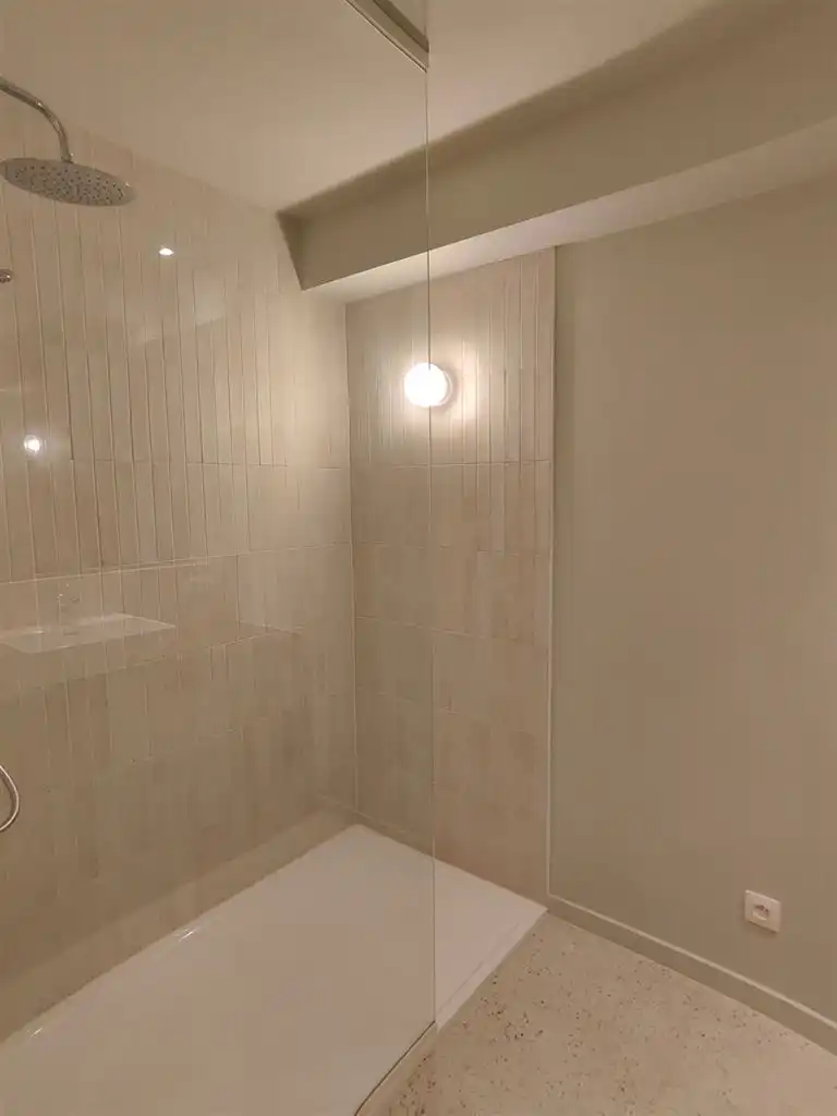 Luxe duplex loft op de tweede verdieping met 2(+1) slaapkamers, ruim terras en optioneel een staanplaats, gelegen in het centrum van Maaseik. foto 15