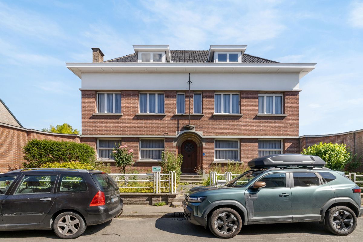 Karaktervolle woning met art-deco elementen en dubbele garage. foto 2