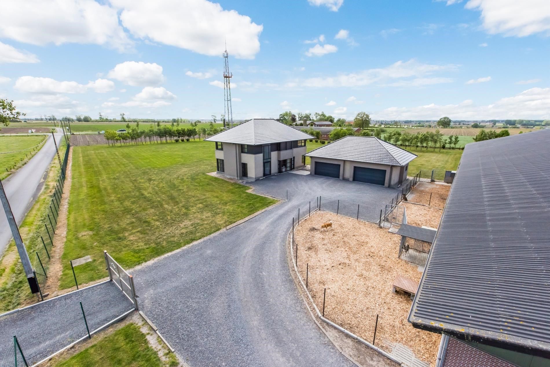 Alleenstaande villa met modern imposant varkensbedrijf te Koekelare foto 3