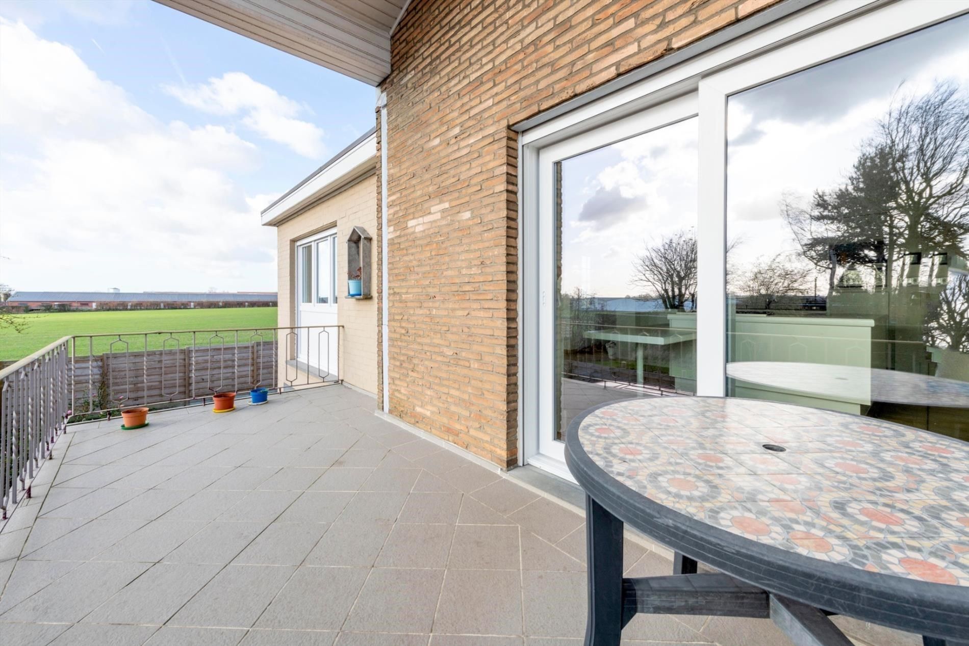 ALLEENSTAANDE WONING OP 1.037 m² MET MAAR LIEFST 375 m² BRUIKBAAR VLOEROPP!!! foto 6