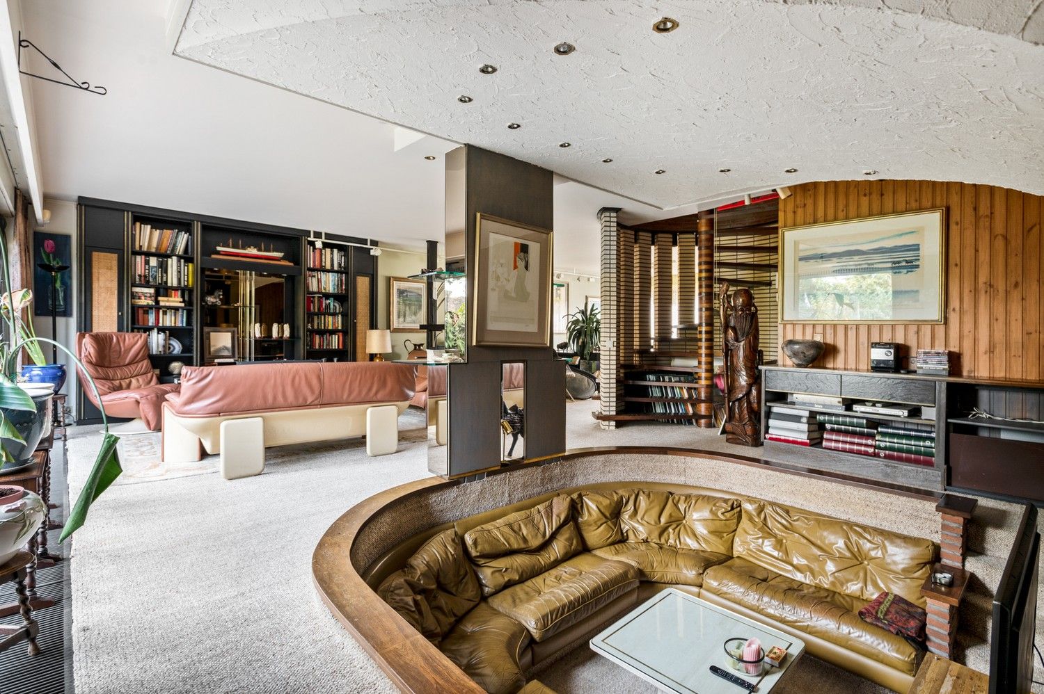 Karaktervolle halfopen woning met garage, oprit en gezellige tuin nabij het centrum van Borsbeek! foto 2