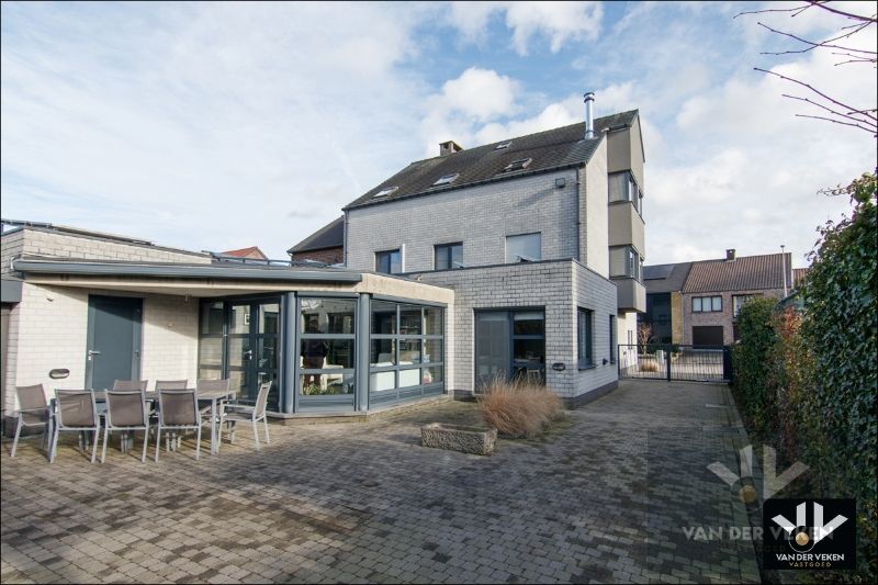 TWEEWOONST MET PAARDENSTALLEN EN WEILAND OP RUIM PERCEEL 37A21CA IN LANDELIJKE OMGEVING foto 7