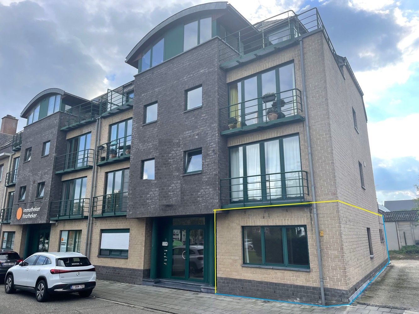 Gelijkvloers appartement INCLUSIEF inpandige autostaanplaats op zeer gunstige locatie! foto {{pictureIndex}}