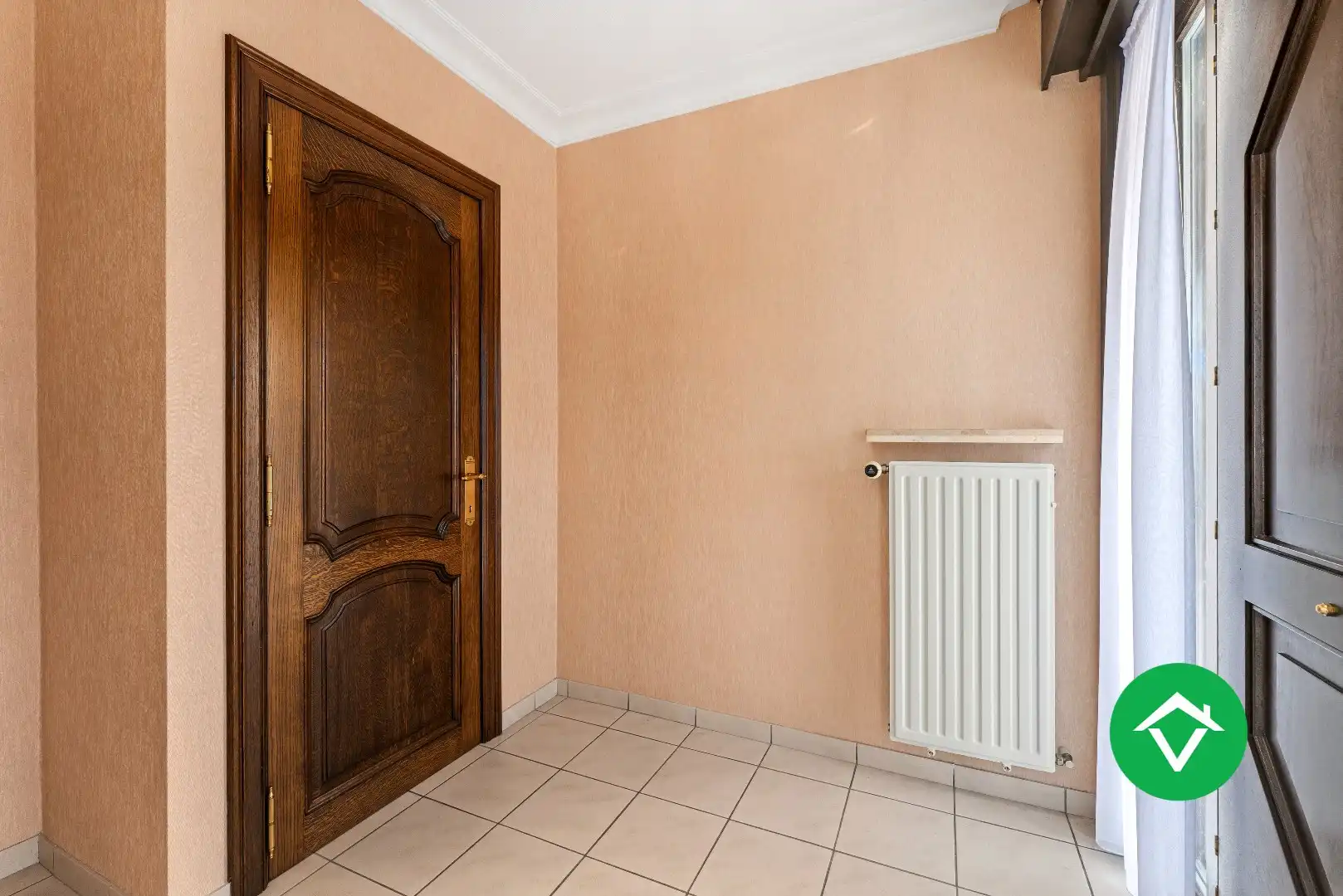 Stevige woning op gunstige ligging met 7 slaapkamers, dubbele garage en tuin te Roeselare foto 2