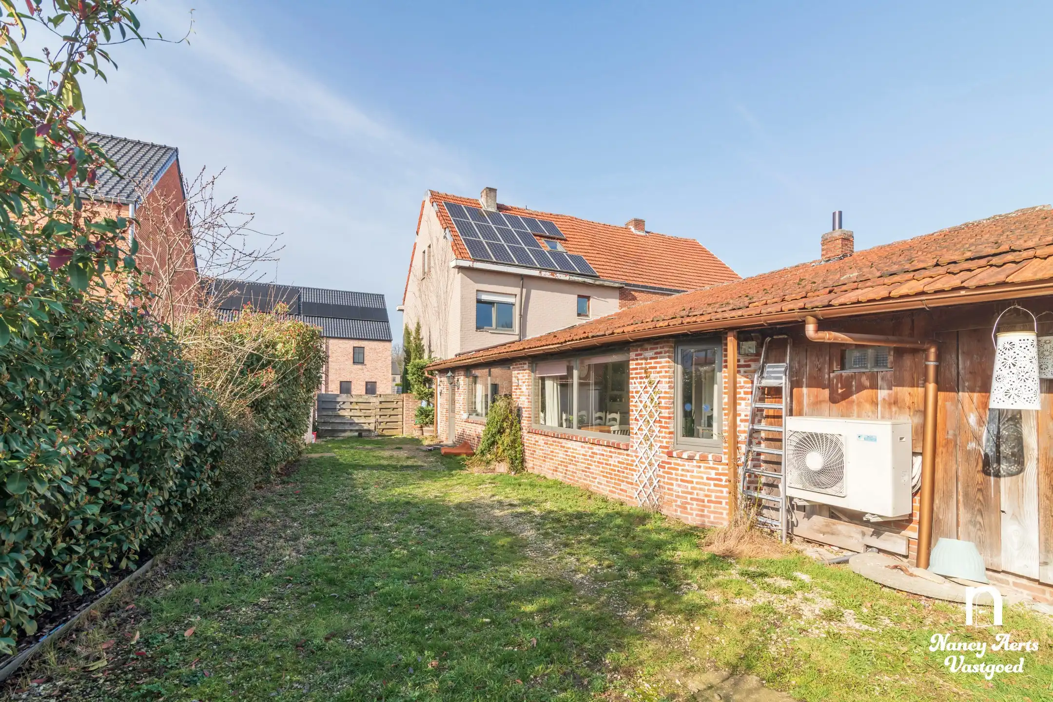 Ruime halfopen woning met tuin en veel potentieel foto 23