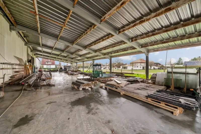 Oostnieuwkerke. Bedrijfsgebouw van 965m2 met overkapping, recente kantoren, parking en koer... Gelegen in een ambachtelijke zone op een perceel van +/- 3465m2. foto 17