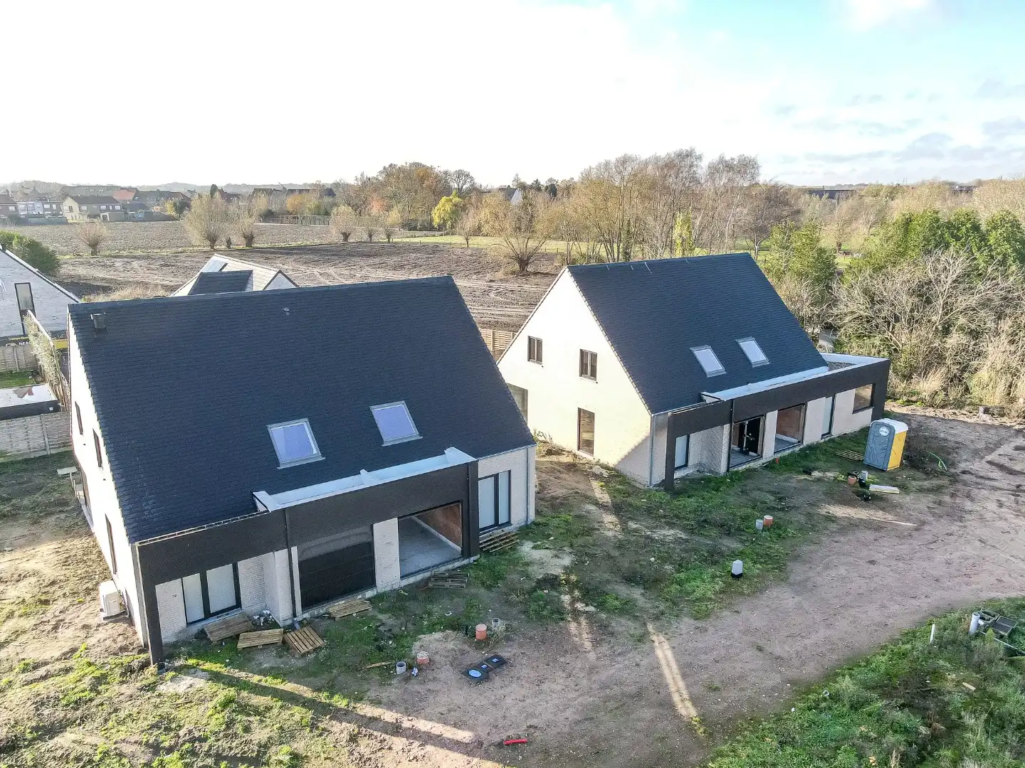 Moderne halfopen nieuwbouw woning op 265 m² met hoogwaardige afwerking foto 3