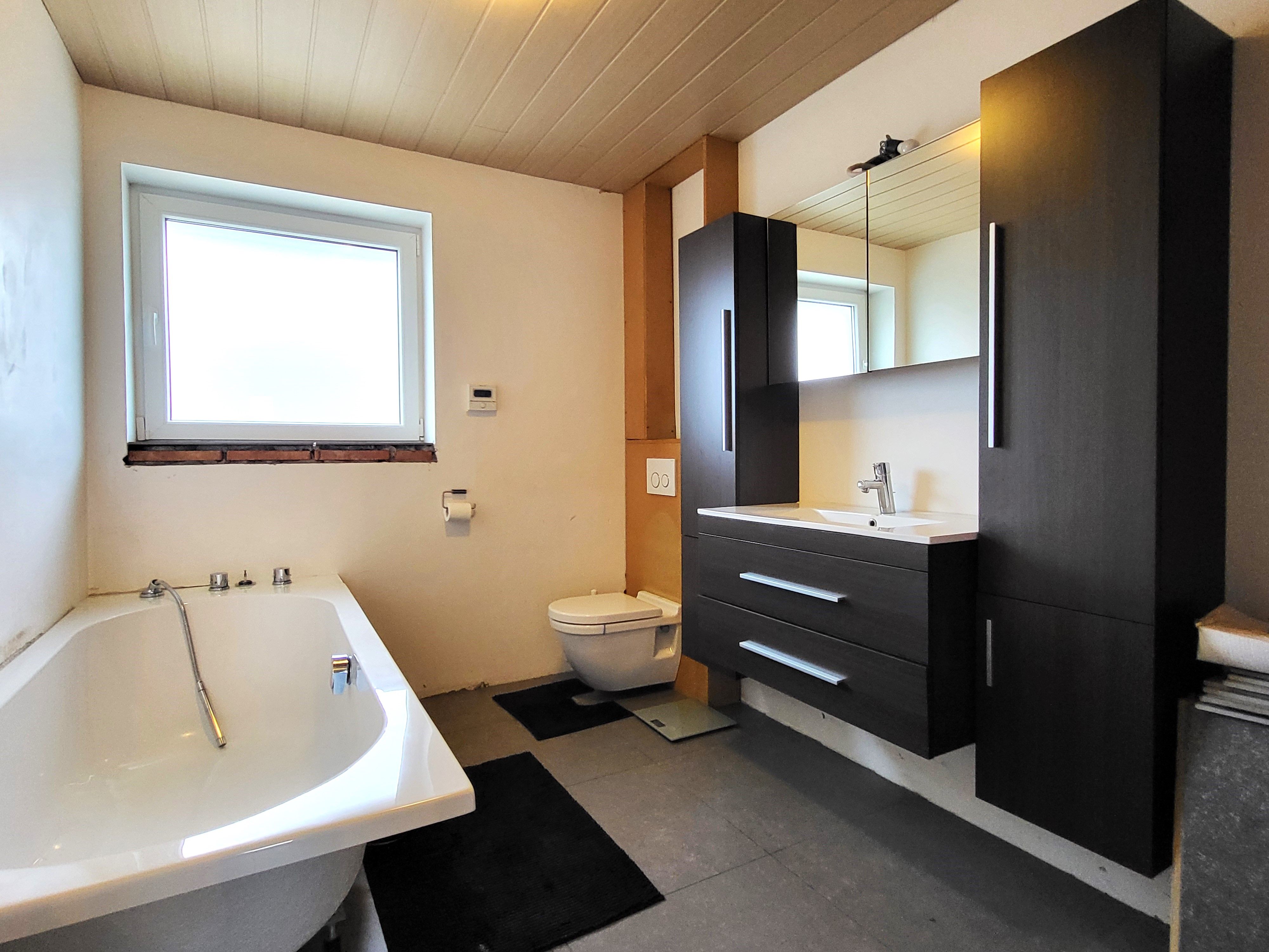 Deze instapklare halfopen woning uit 2014 ligt in een rustige en landelijke straat in Lierde.  foto 20