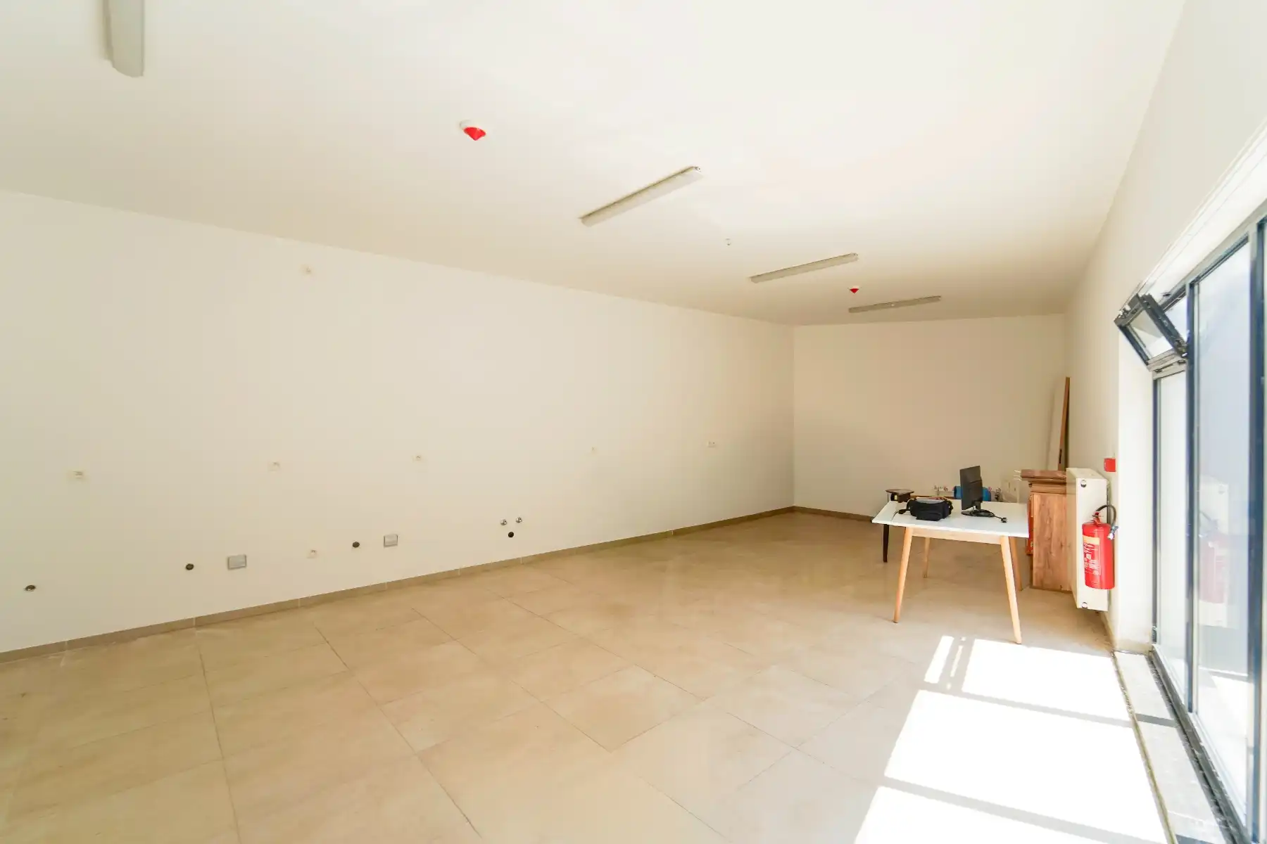 Recent volledig gerenoveerd handelspand (+-280m²) in Sleepstraat TE HUUR met een moderne uitstraling. foto 9