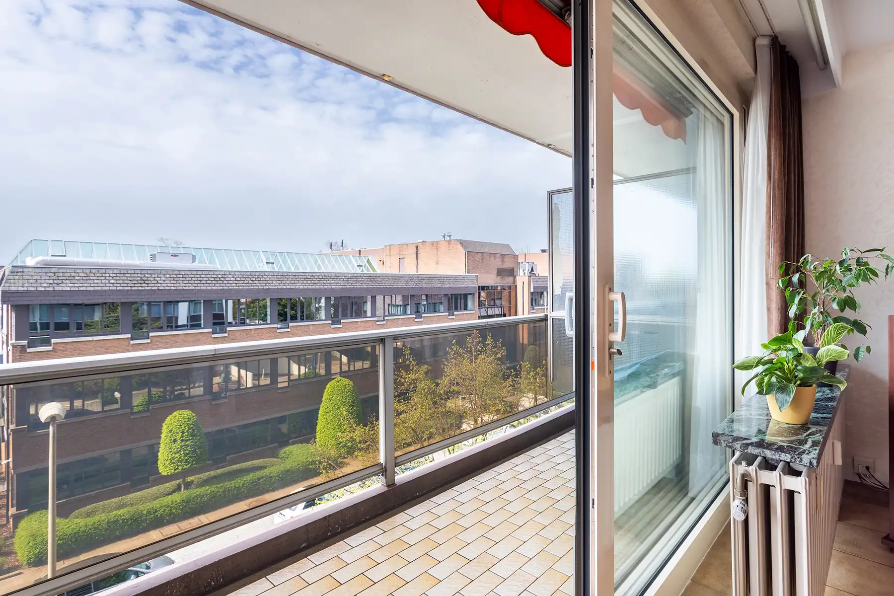 SALES & RENT back. Ruim 3 slpk appartement met terras en P foto 3