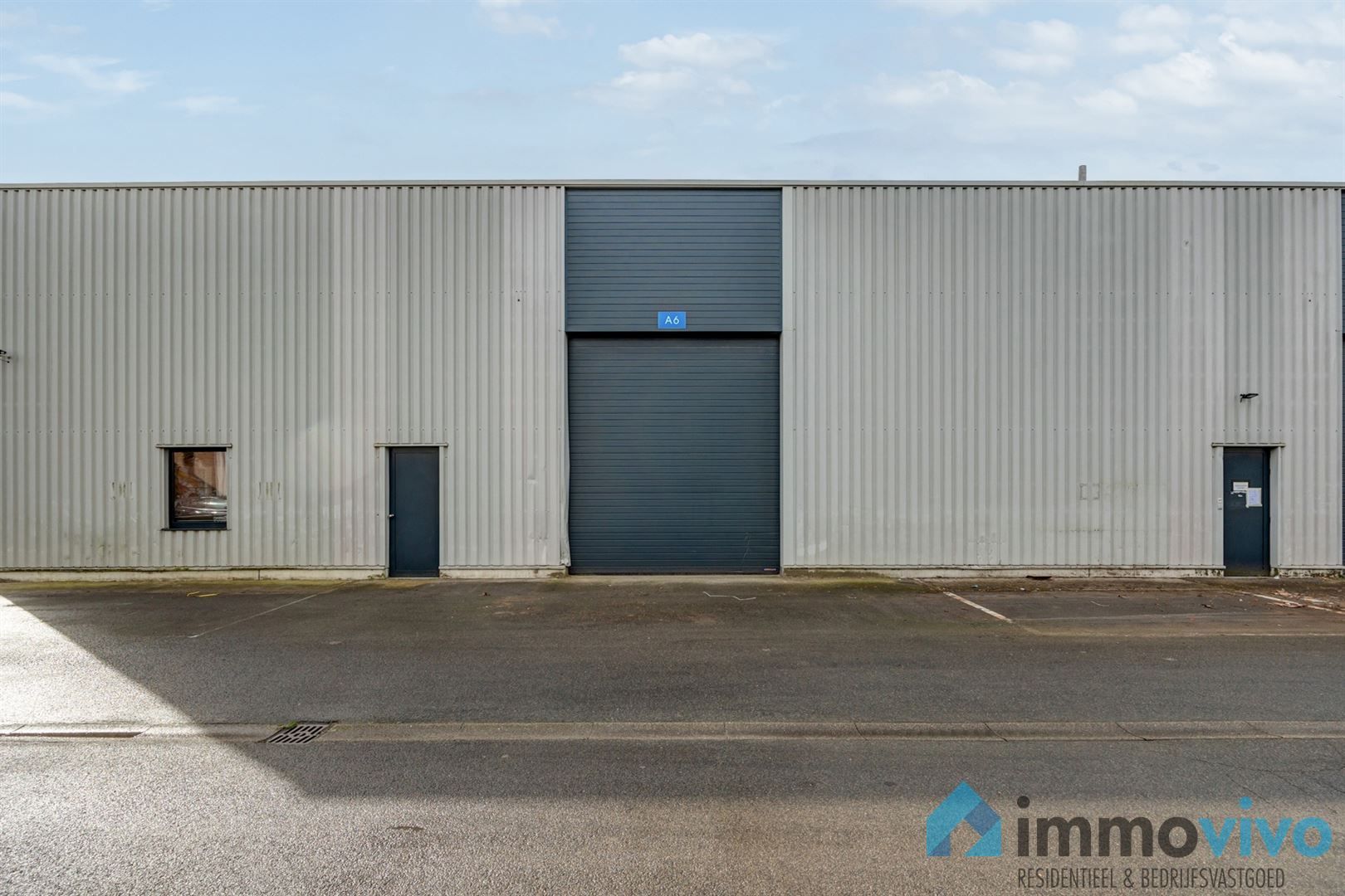 Instapklare KMO-unit van 400 m² met 160 m² kantoor en 5 pp. op toplocatie foto 23