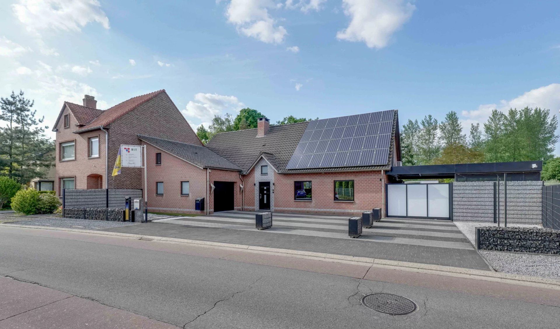 Ruime woning met zwembad op mooi groot perceel foto 2